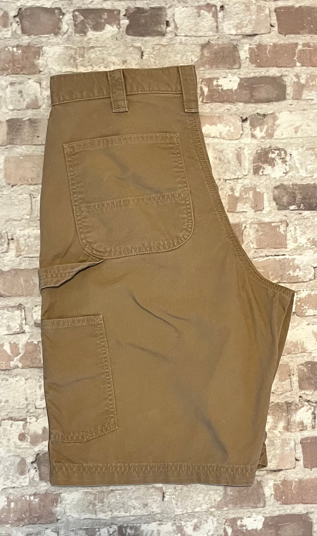 Short de travail DKH Carhartt B147 à plat, mettant en valeur la toile en coton canvas et la boucle marteau.