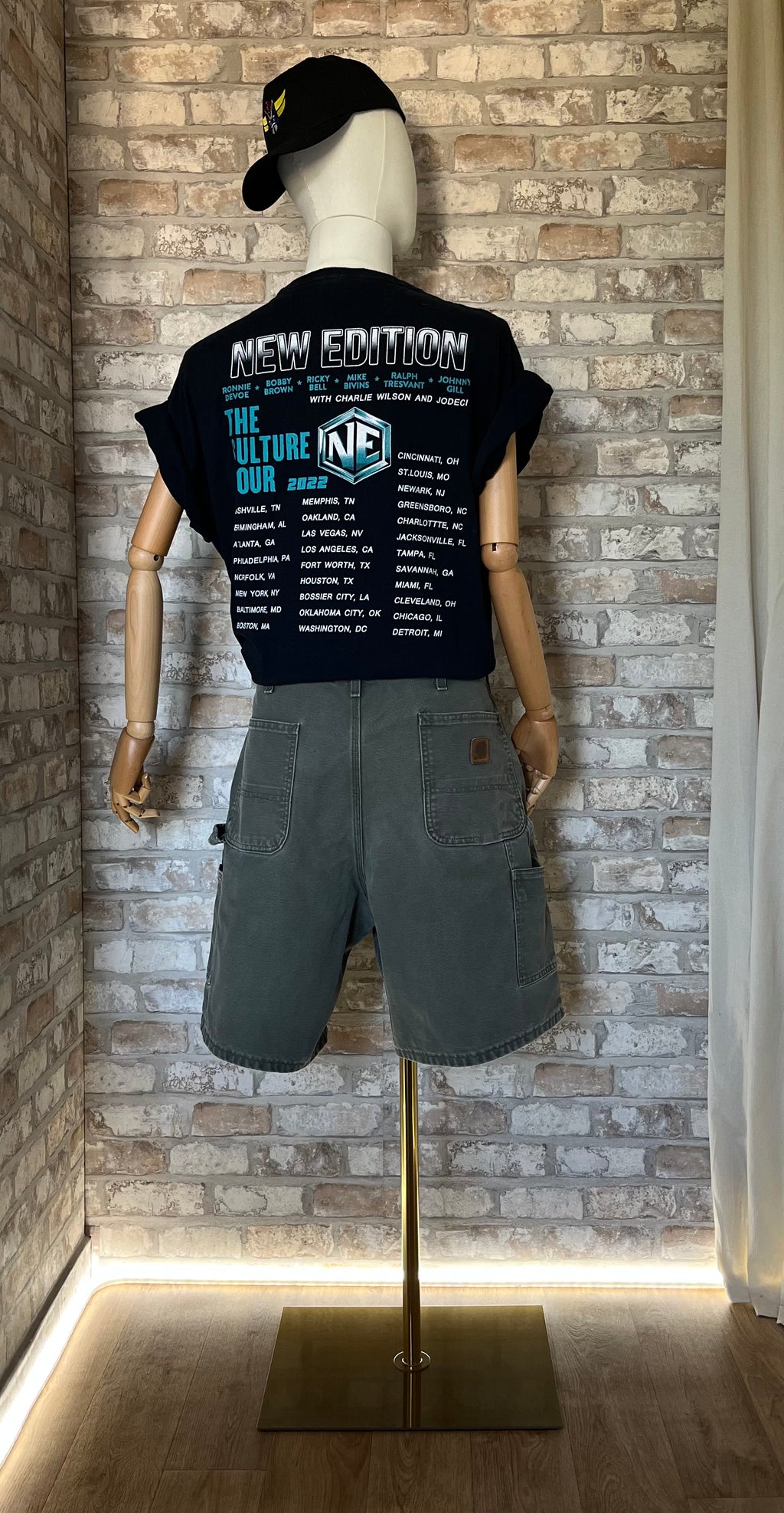 Bermuda Carpenter Carhartt B25 MOS Faded Vintage 00s, de face et T-Shirt Fruit of The Loom New Edition sur un mannequin de dos avec ne casquette portée à l'envers