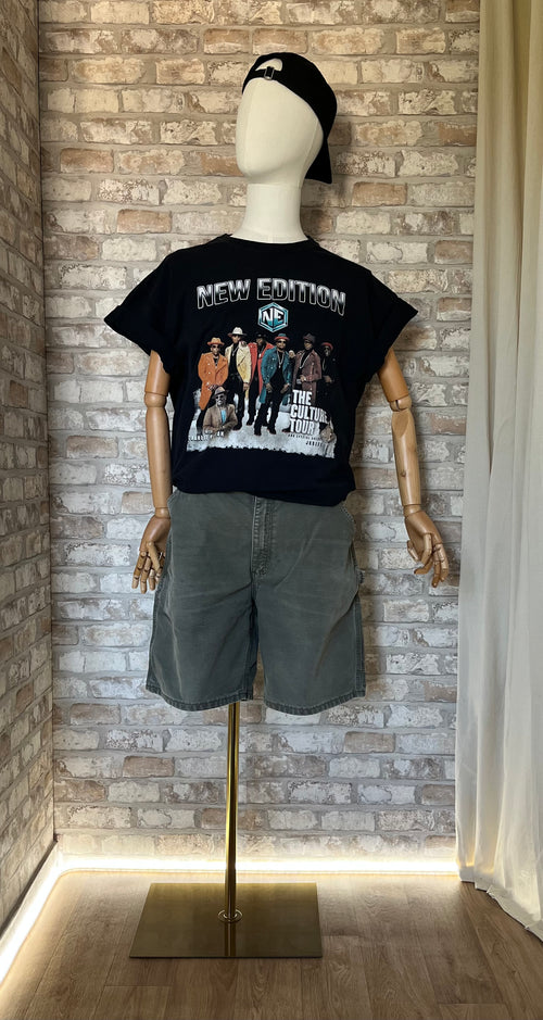 Bermuda Carpenter Carhartt B25 MOS Faded Vintage 00s, de face et T-Shirt Fruit of The Loom New Edition sur un mannequin de face avec ne casquette portée à l'envers