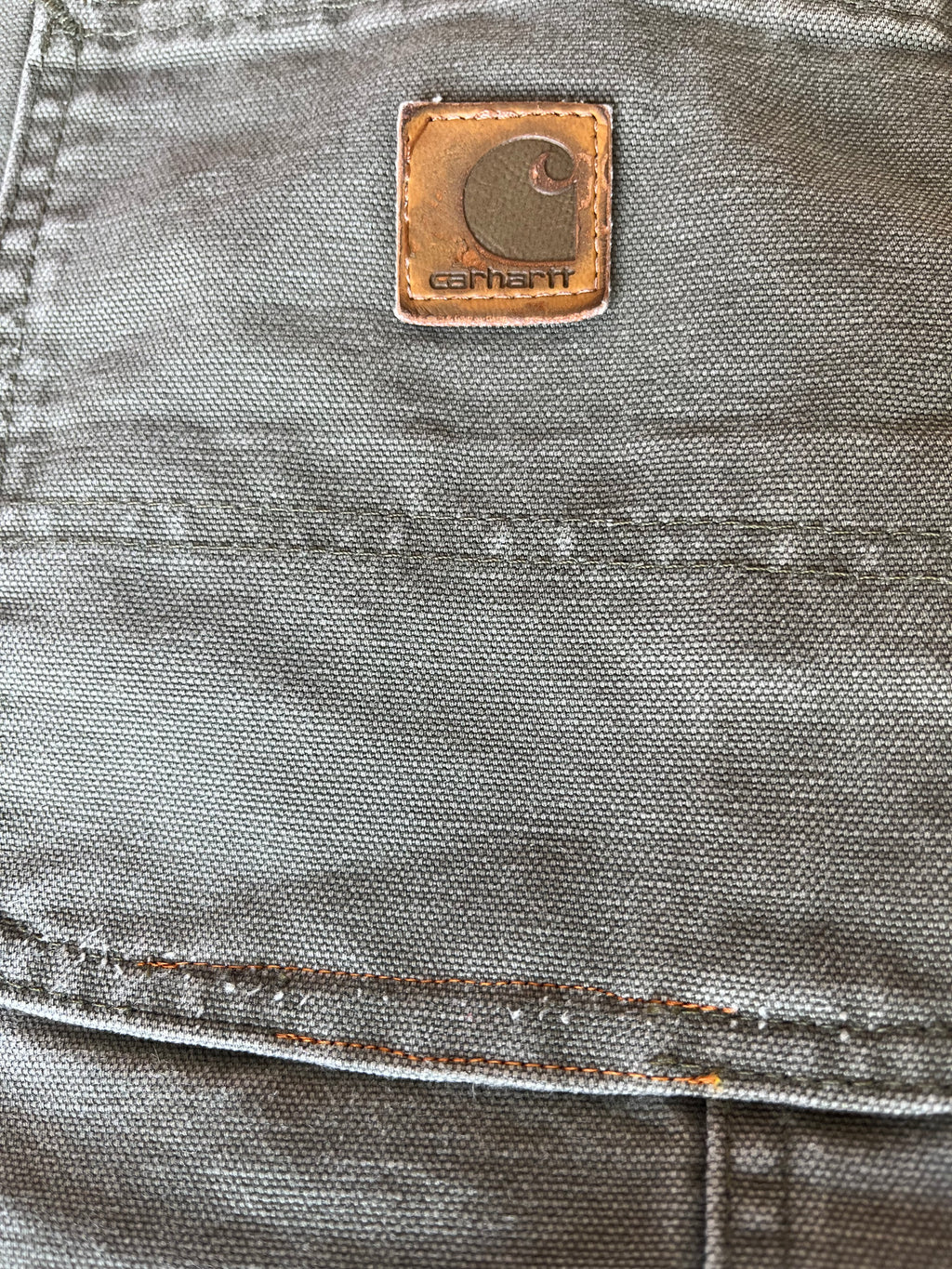 réparation couture poche arrière gros plan ( couture camel )