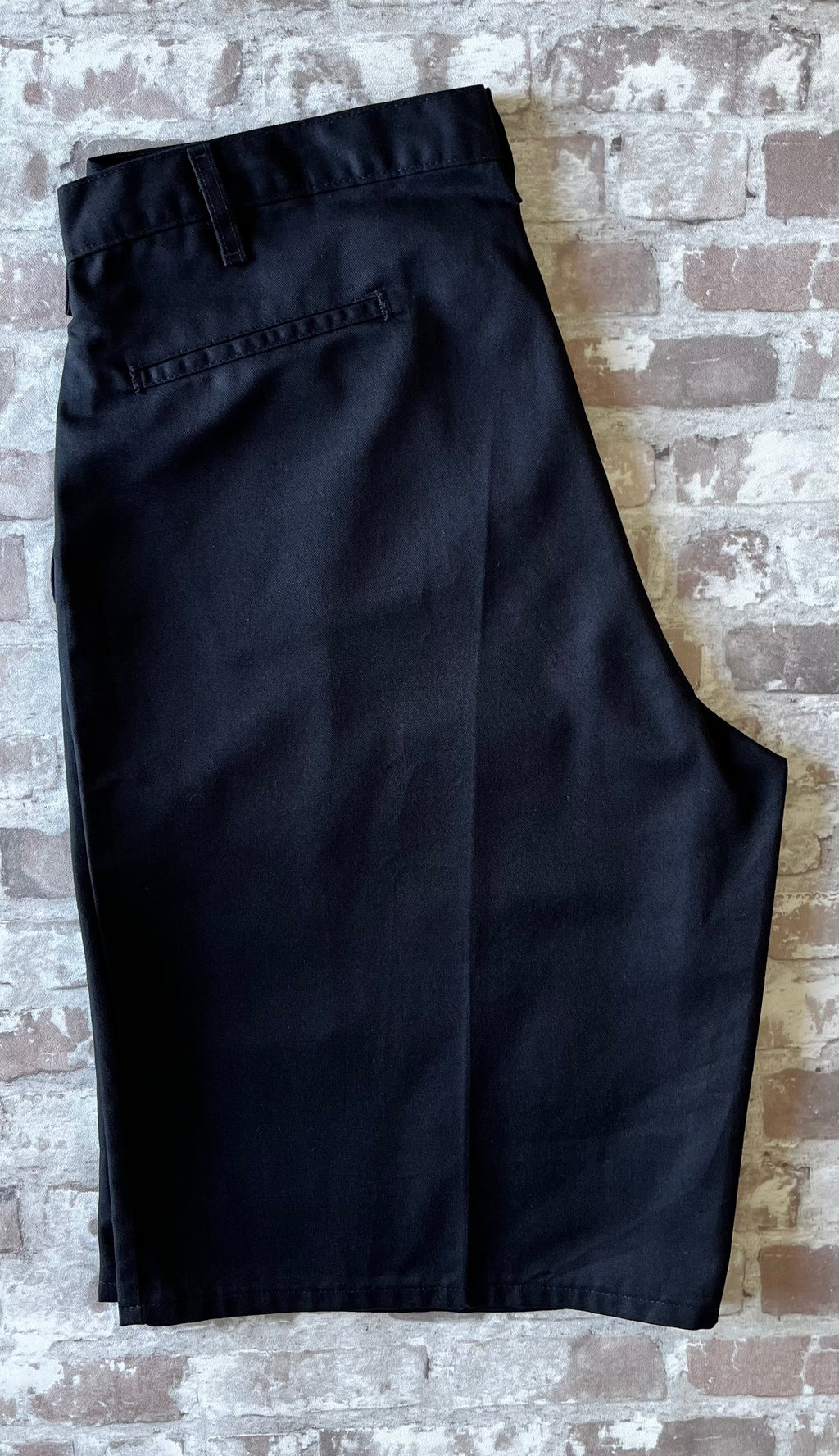 Short de travail Dickies 13 pouces Loose Fit noir avec plis permanents et poche téléphone latérale, présenté à plat.
