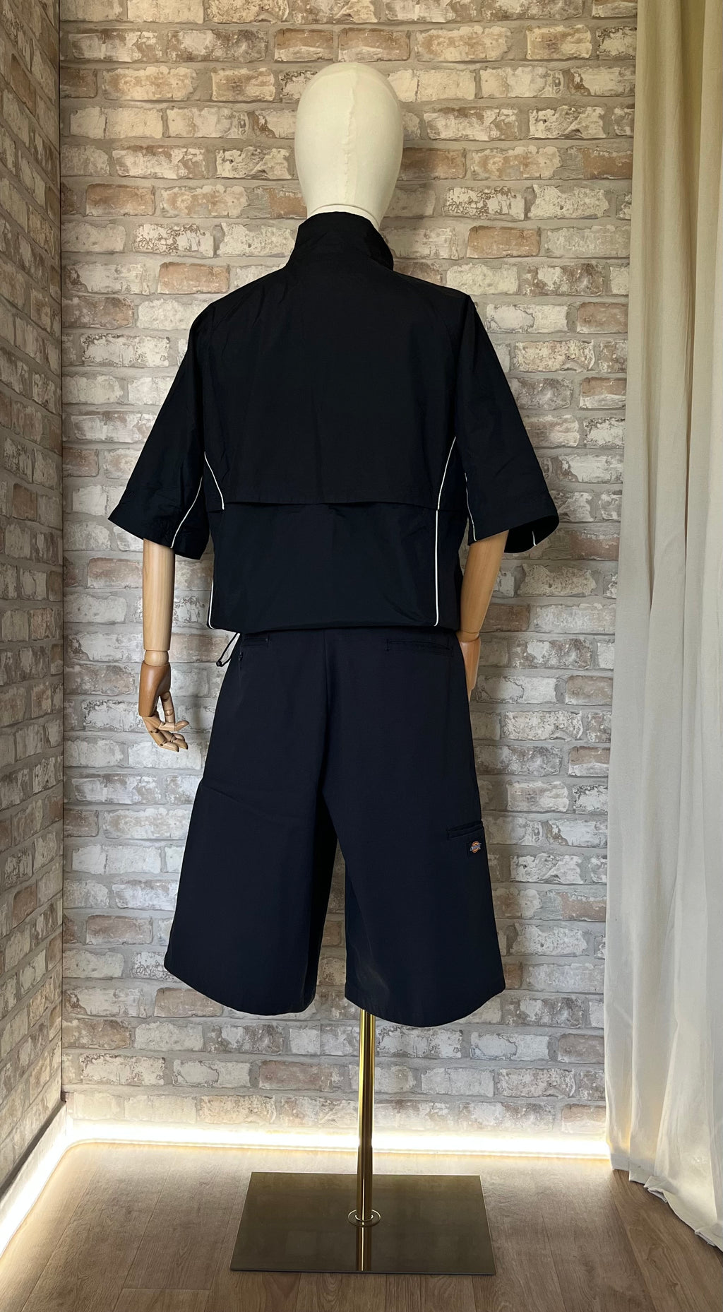 Bermuda Dickies 13" Noir style Skatewear - Workwear sur un mannequin de dos avec windshirt vintage