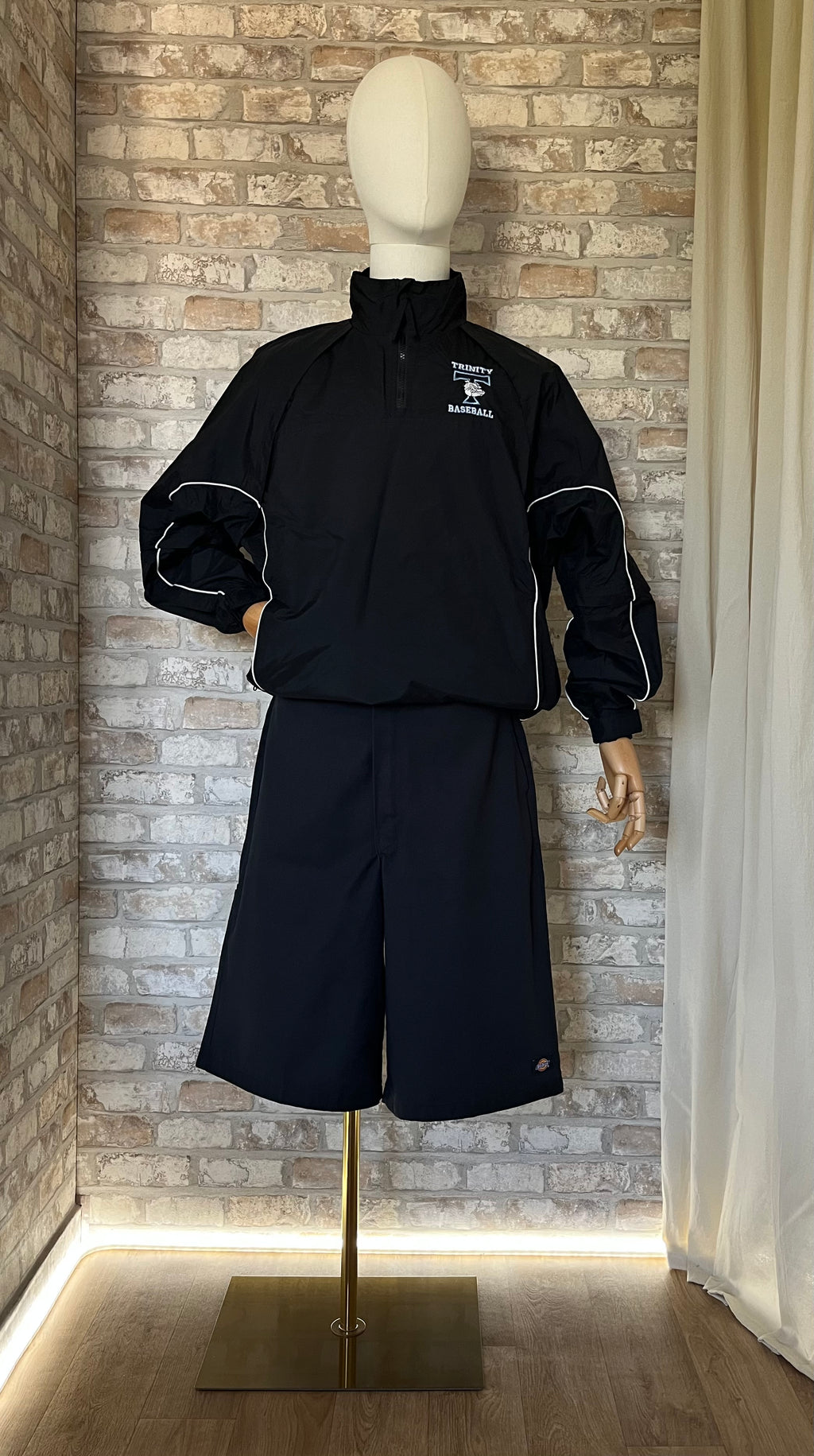 Bermuda Dickies 13" Noir style Skatewear - Workwear sur un mannequin de face avec windshirt vintage