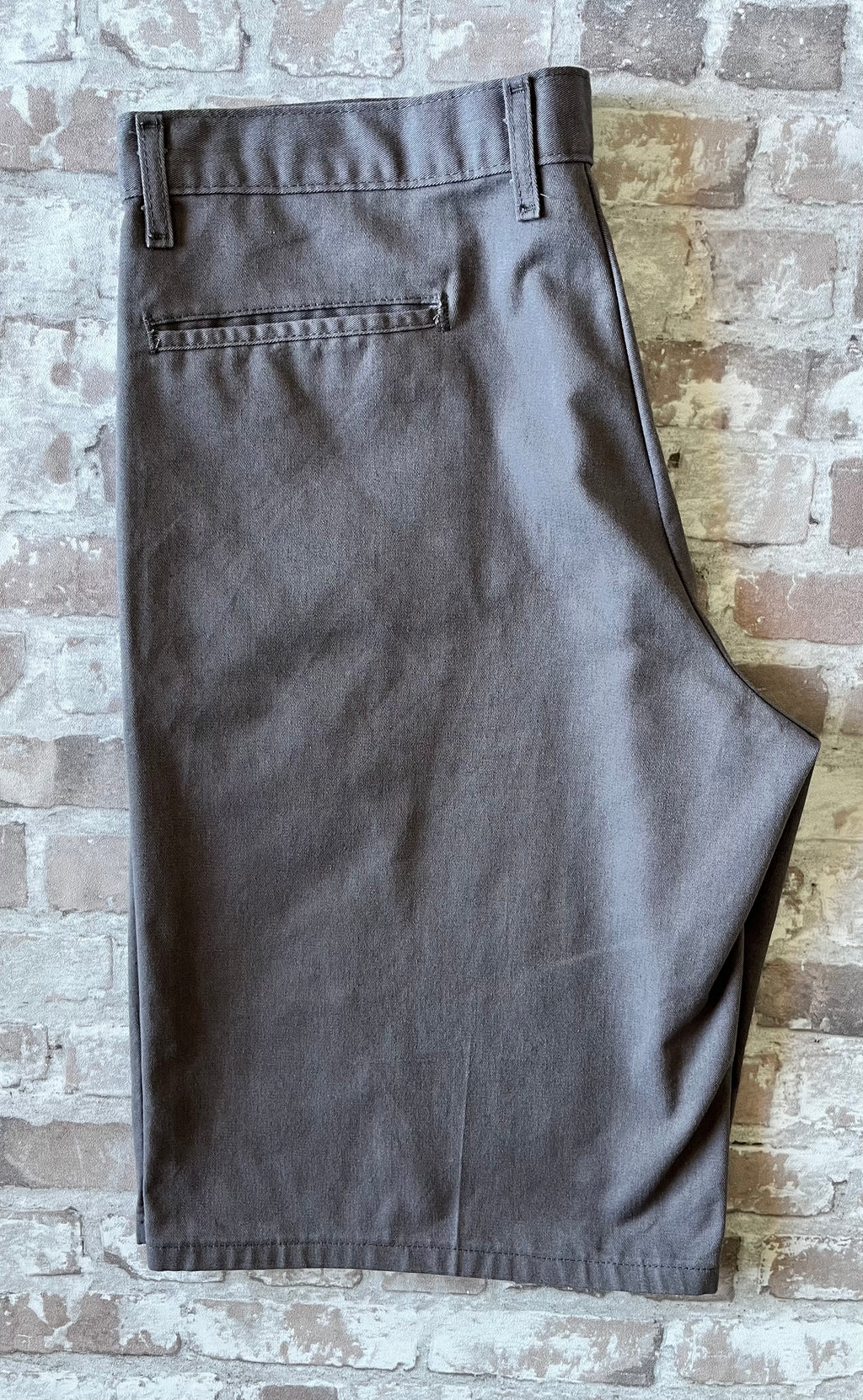 Short cargo asymétrique Dickies gris étain avec une seule poche latérale sur la jambe droite, présenté à plat.