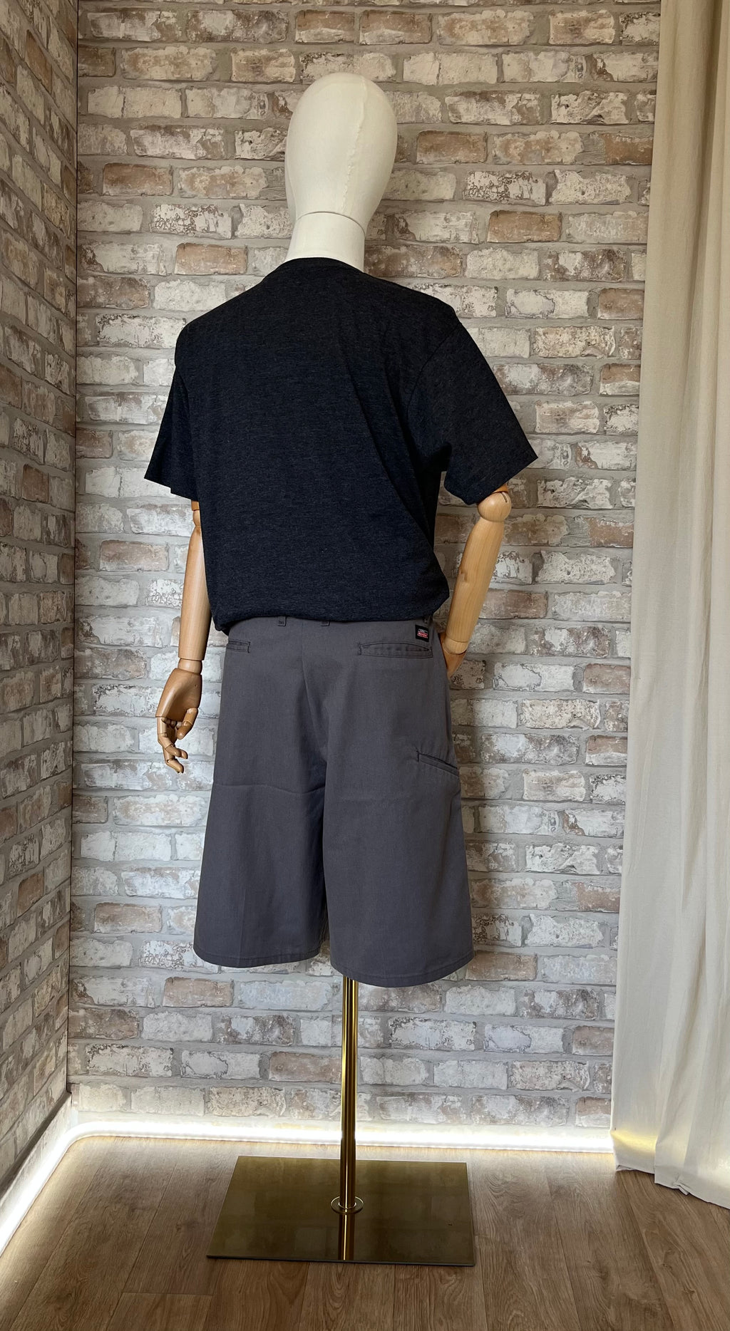 Bermuda Dickies Gris Coupe Skateur  Loose Fit et tshirt Nirvana de dos sur mannequin