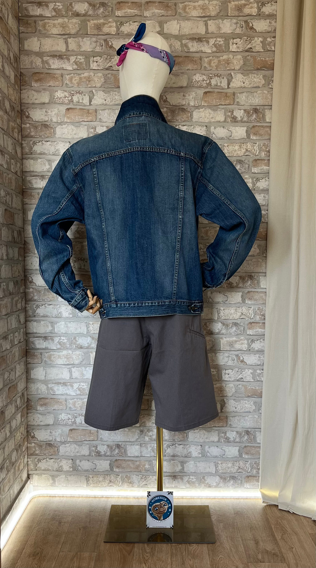 Bermuda Dickies Gris Coupe Skateur  Loose Fit, tshirt Nirvana et Veste en Jean 70507 Levi's  de dos sur mannequin, un bandana vintage sur la tête plié en bandeau et un patch au sol La Barbuda