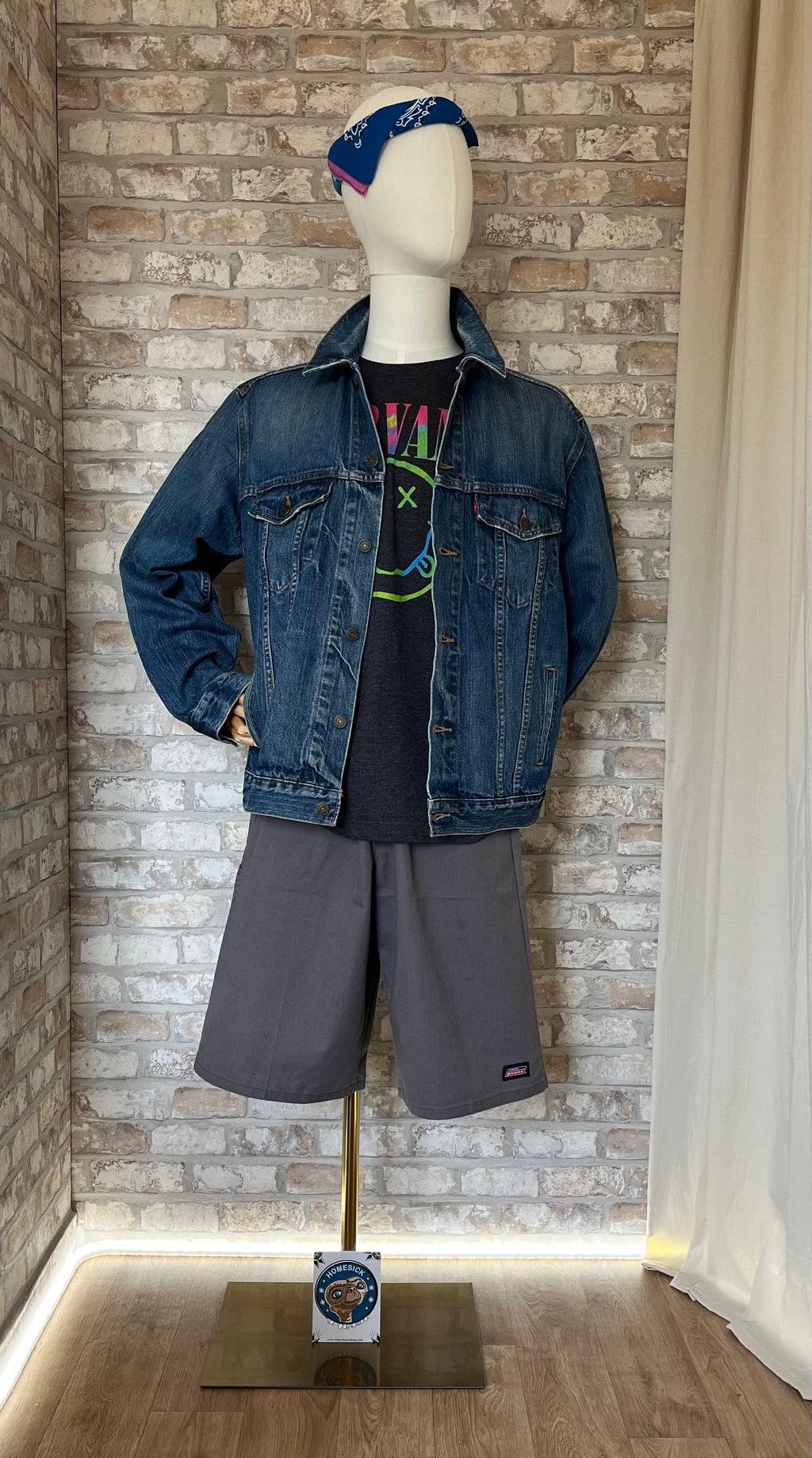 Bermuda Dickies Gris Coupe Skateur  Loose Fit, tshirt Nirvana et Veste en Jean 70507 Levi's  de face sur mannequin, sur la tête un bandana plié en bandeau et au sol un Patch la Barbuda