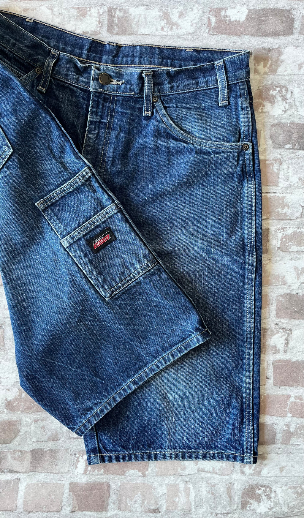 Bermuda de travail long Dickies vintage bleu marine délavé avec poche outils latérale, présenté à plat de face.