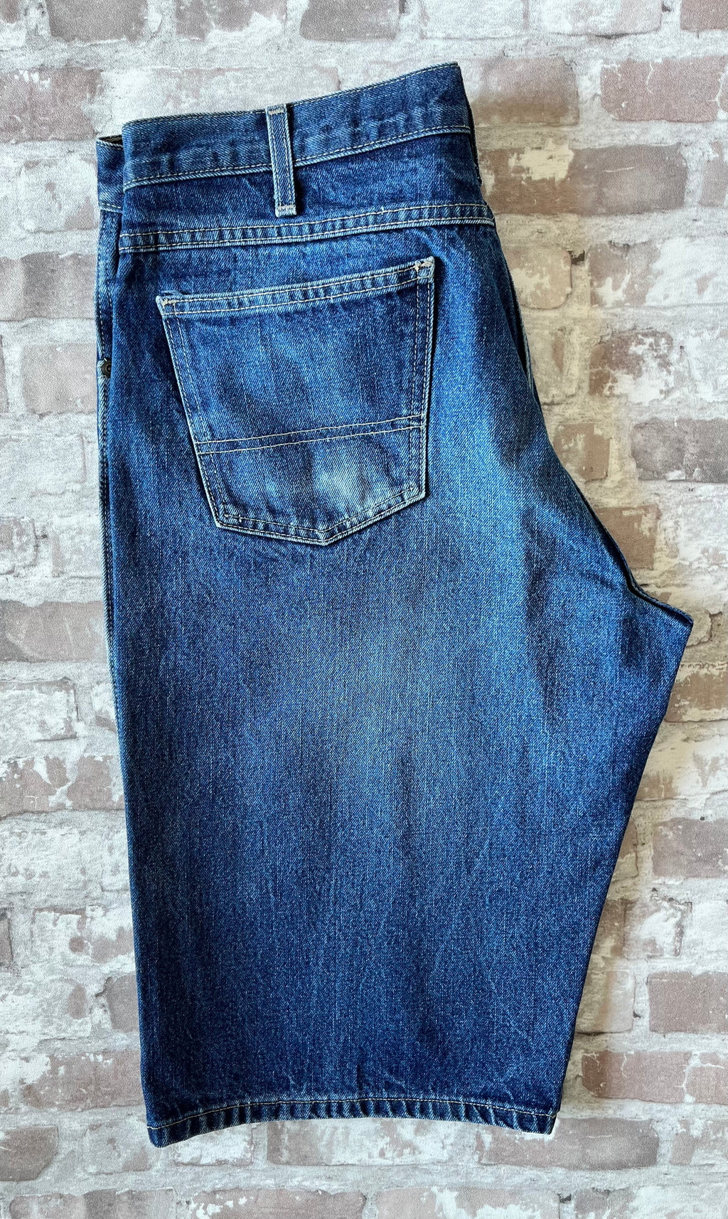 Bermuda de travail long Dickies vintage bleu marine délavé avec poche outils latérale, présenté à plat 