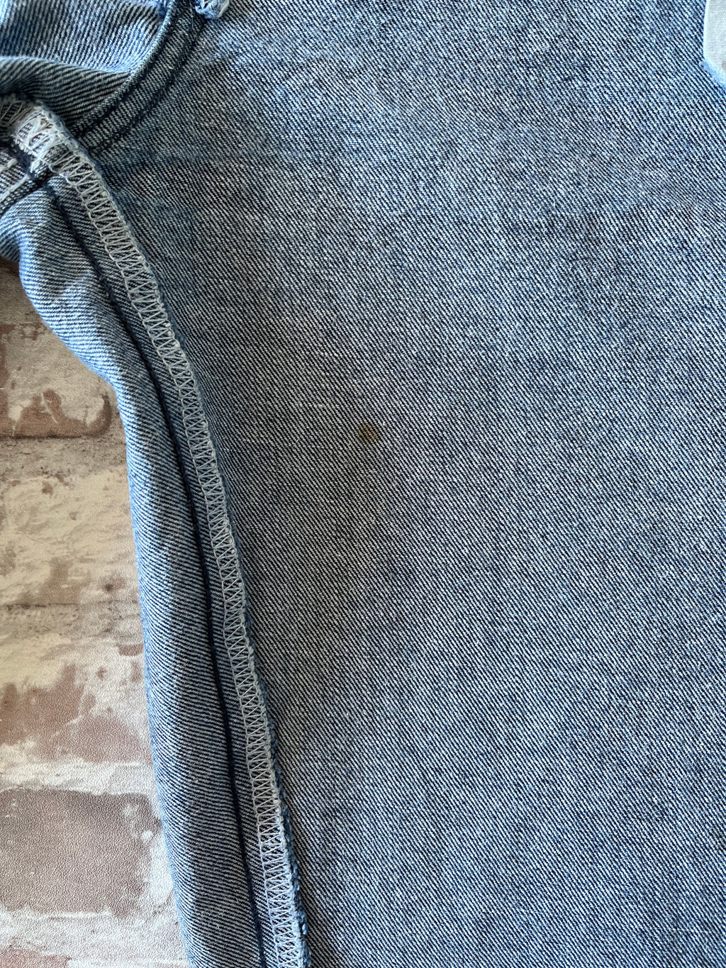 Gros plan sur les taches intérieures d'un short Dickies vintage fabriqué au Mexique avec étiquette patinée.