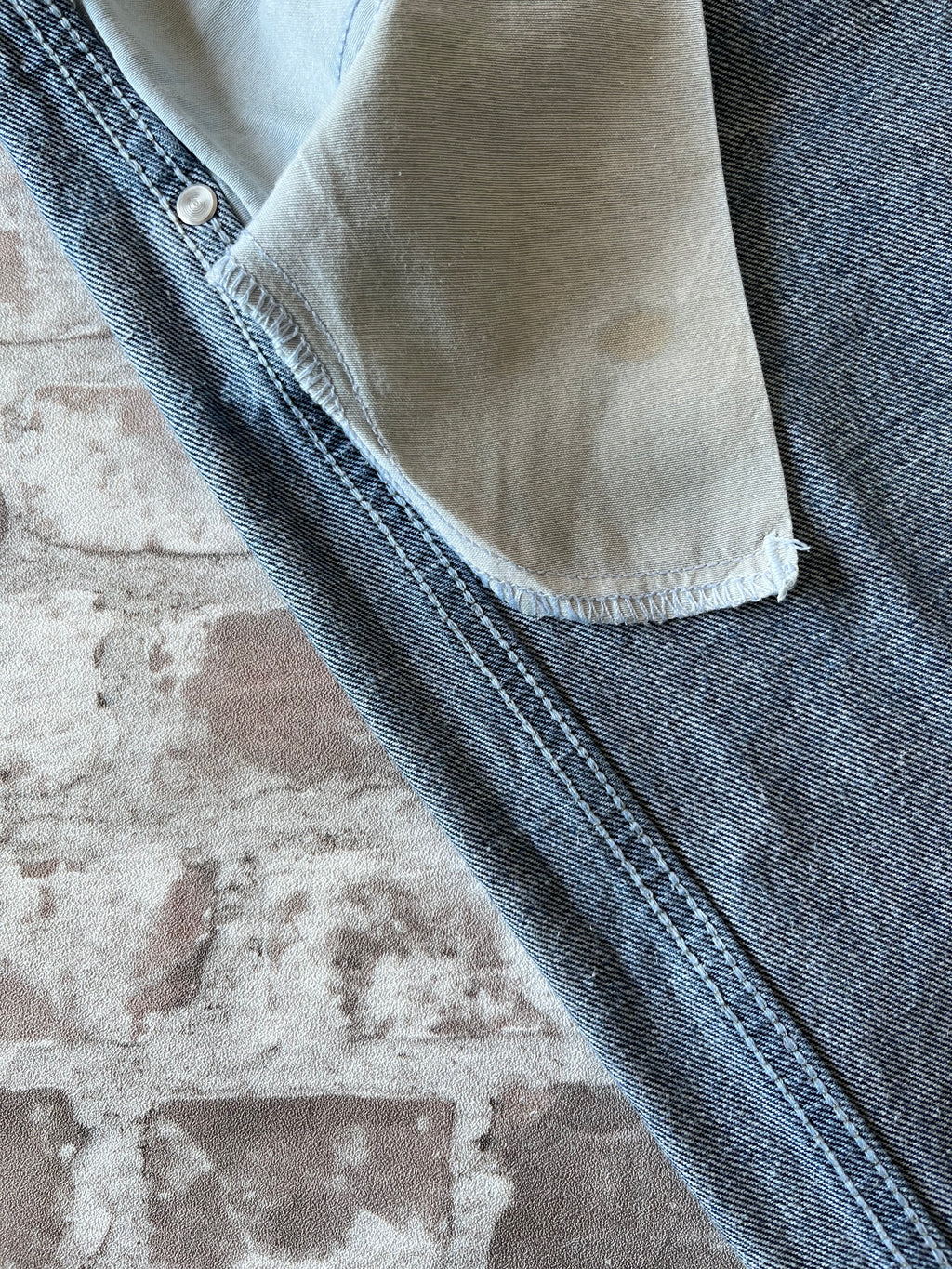 Gros plan sur les taches intérieures d'un short Dickies vintage fabriqué au Mexique avec étiquette patinée.