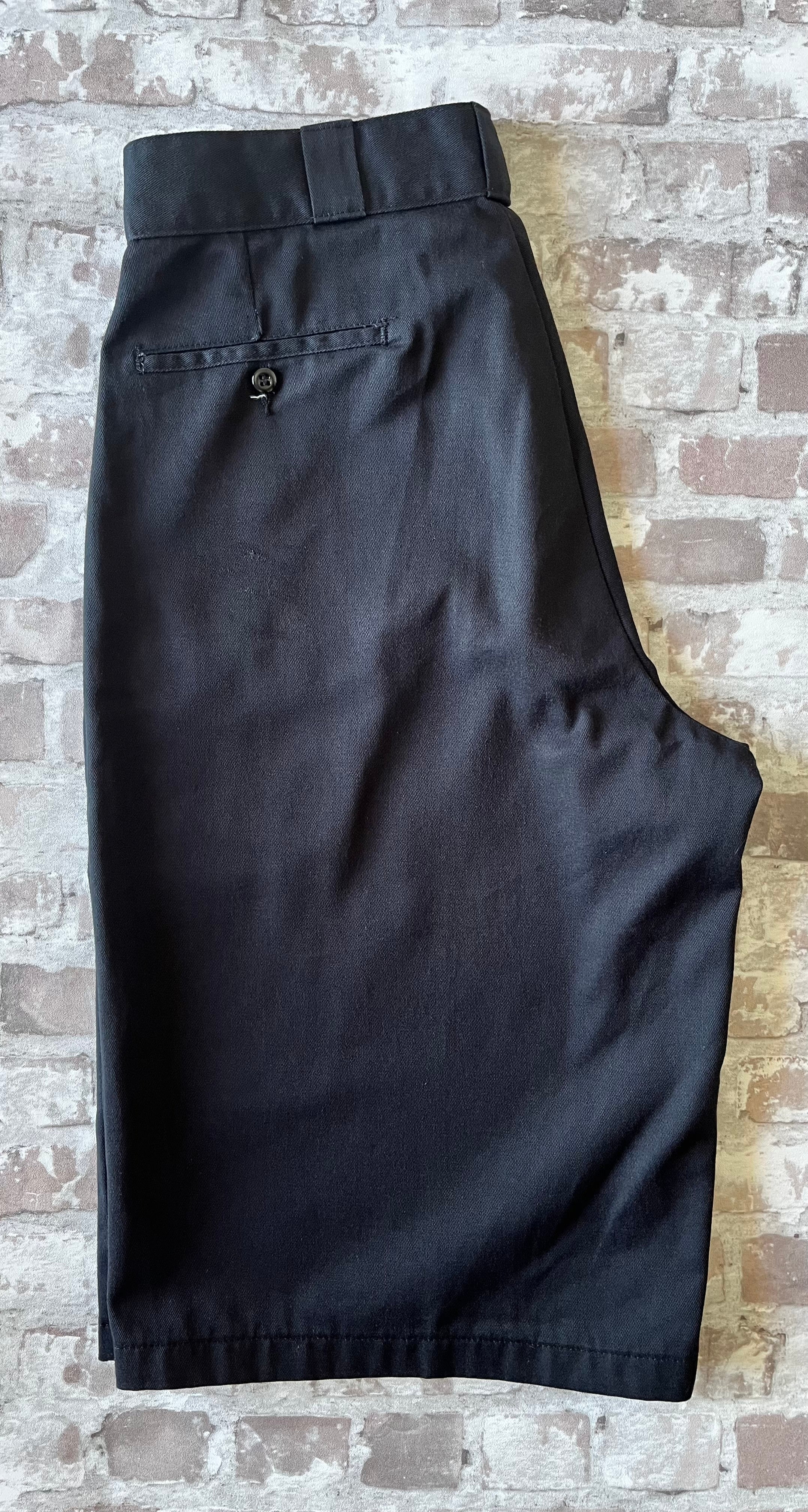 Short de travail large Dickies 13 pouces Multi-Pocket noir en twill résistant, présenté à plat.