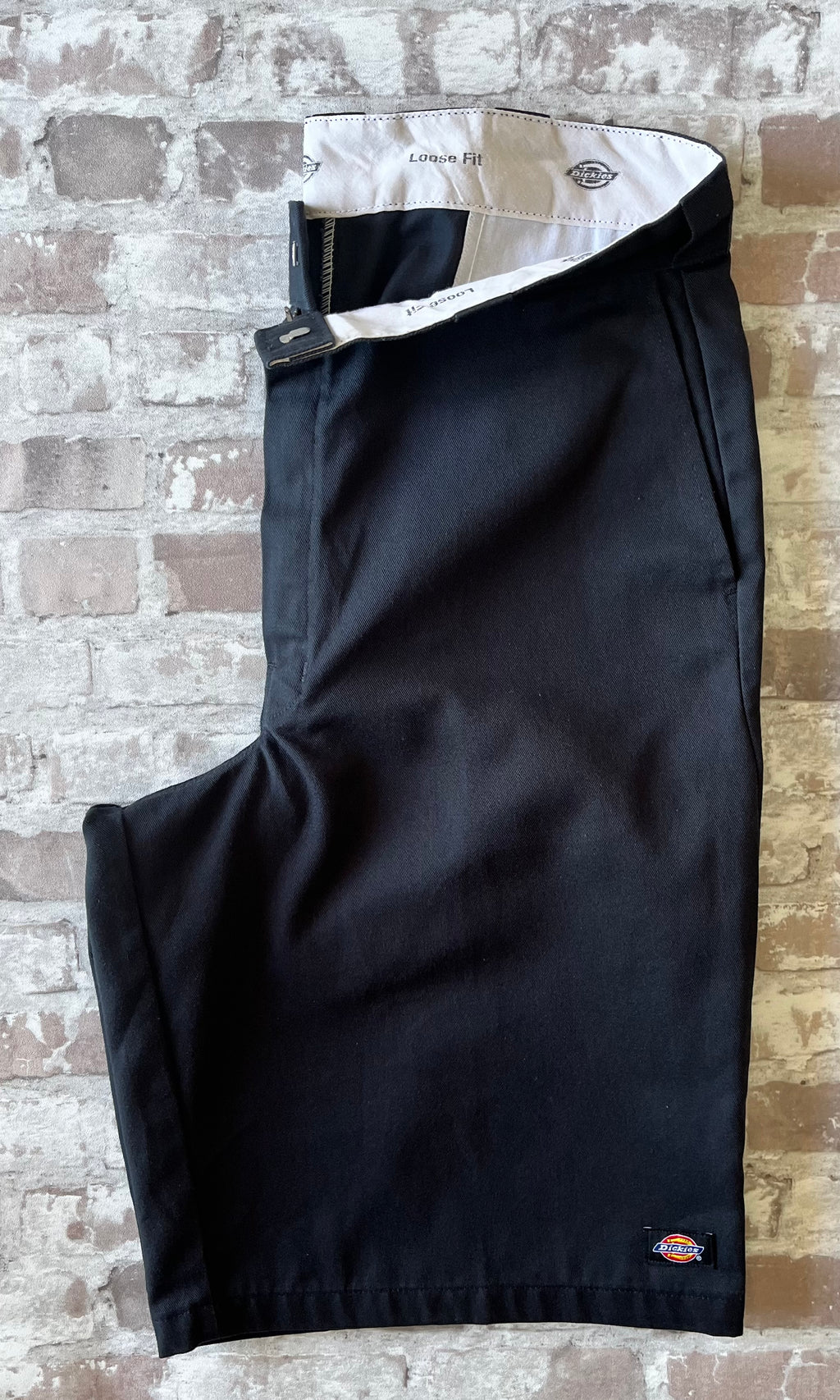 Short de travail Dickies 13 pouces Loose Fit noir à coupe large moderne, présenté à plat.