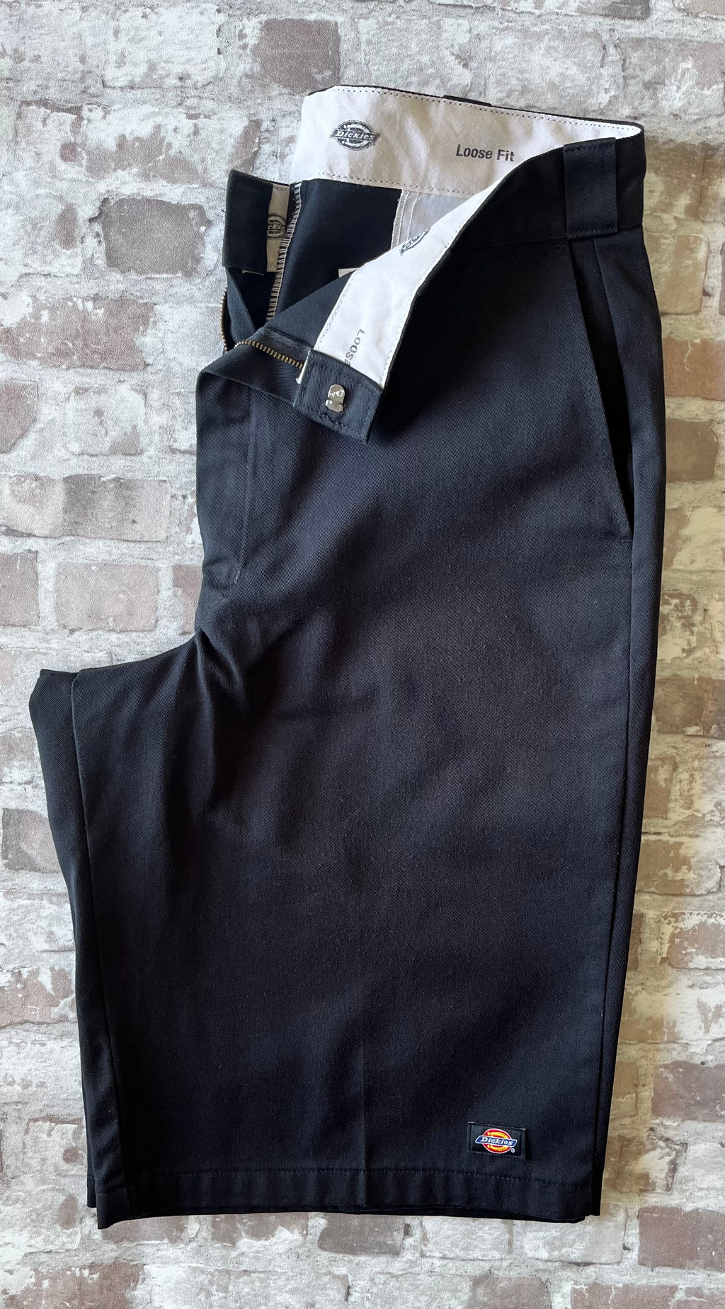Short de travail large Dickies 13 pouces Multi-Pocket noir en twill résistant, présenté à plat.
