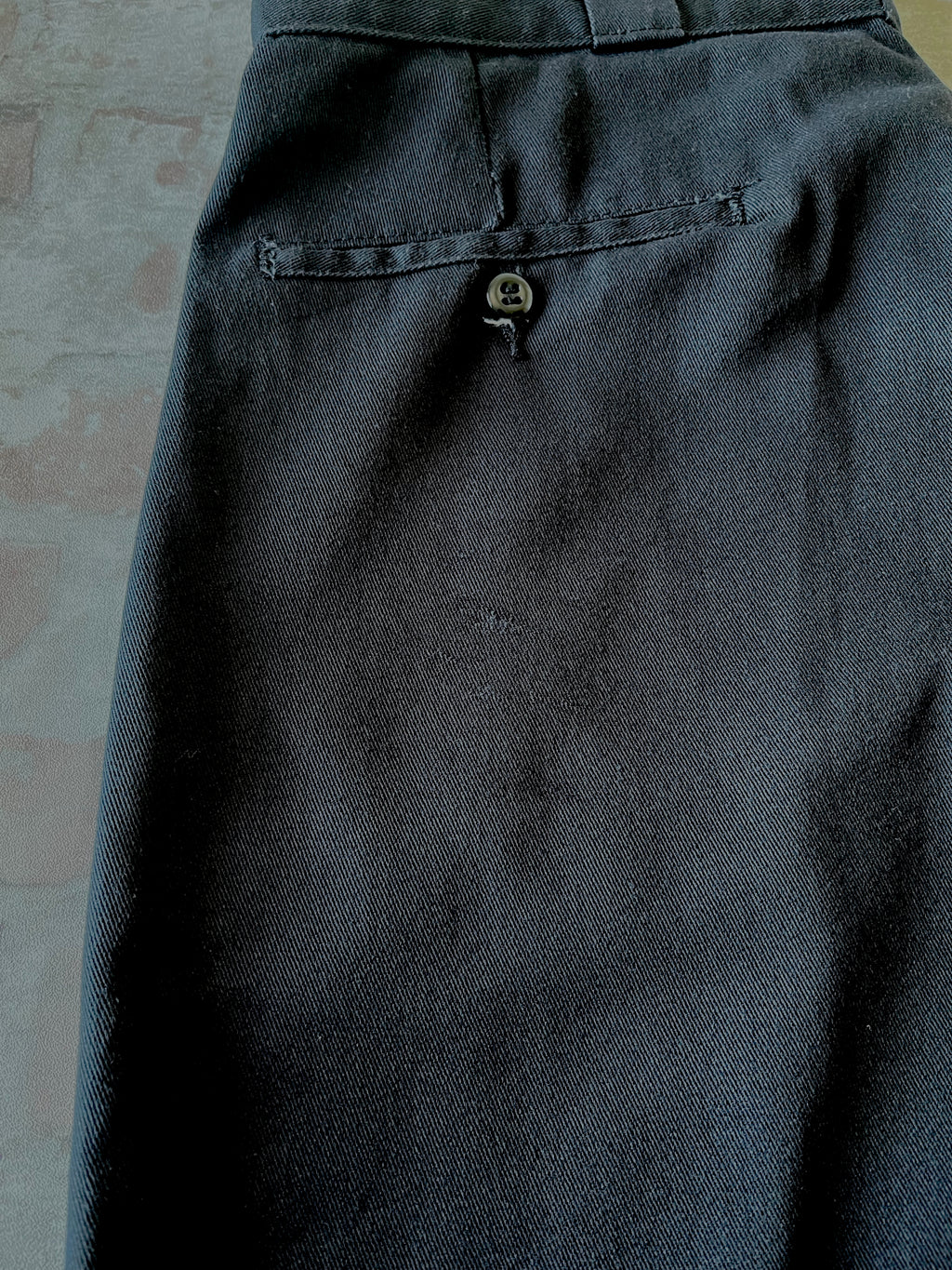 Short de travail large Dickies 13 pouces Multi-Pocket noir en twill résistant, présenté à plat / Focus patine