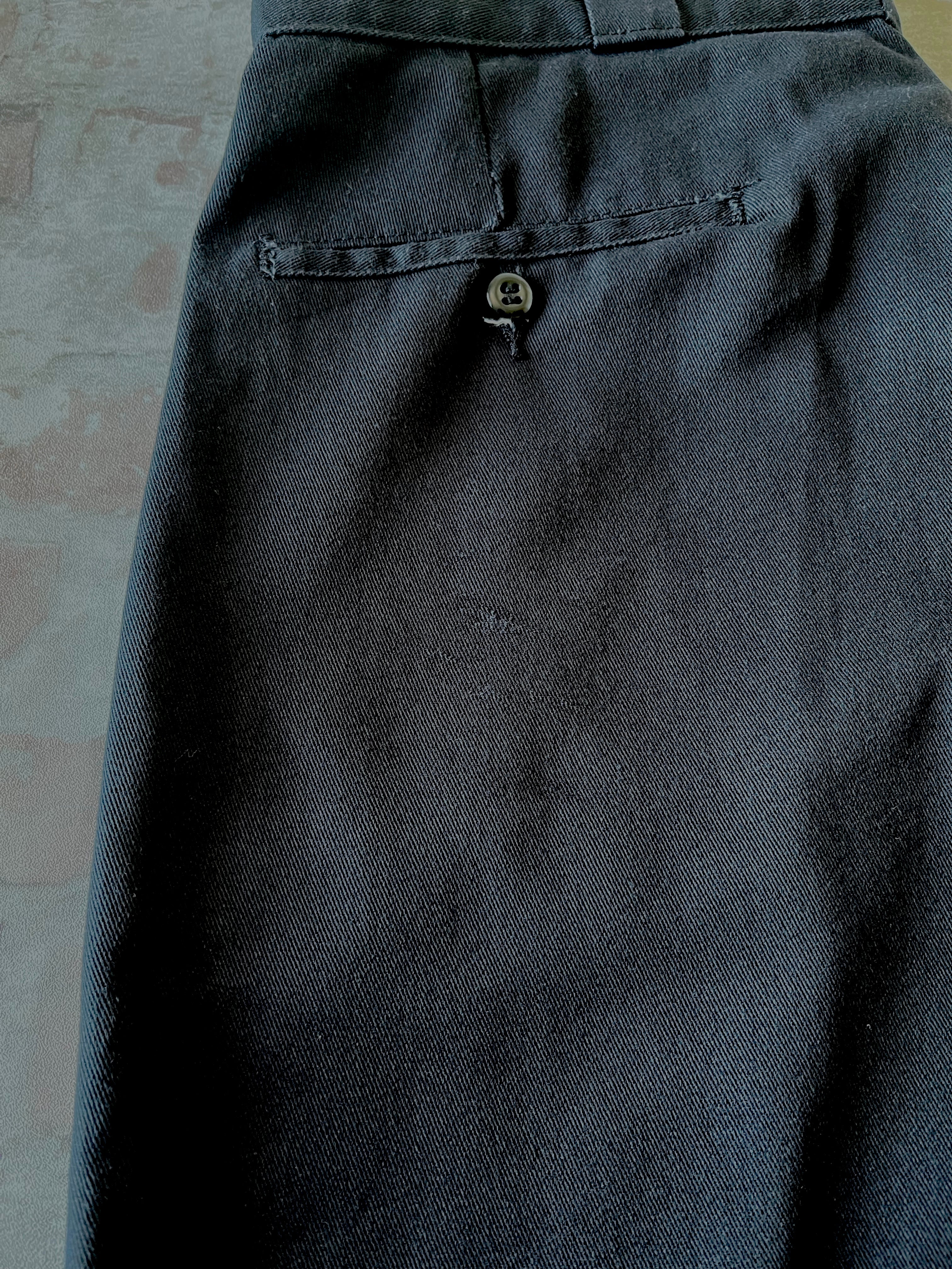 Short de travail large Dickies 13 pouces Multi-Pocket noir en twill résistant, présenté à plat / Focus patine