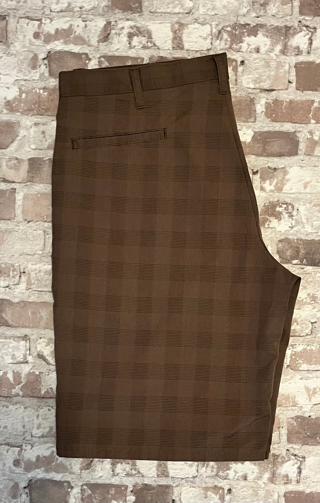 Short long beige kaki Dickies 13-Inch Multi-Pocket en toile technique au tissage texturé Crosshatch, présenté à plat