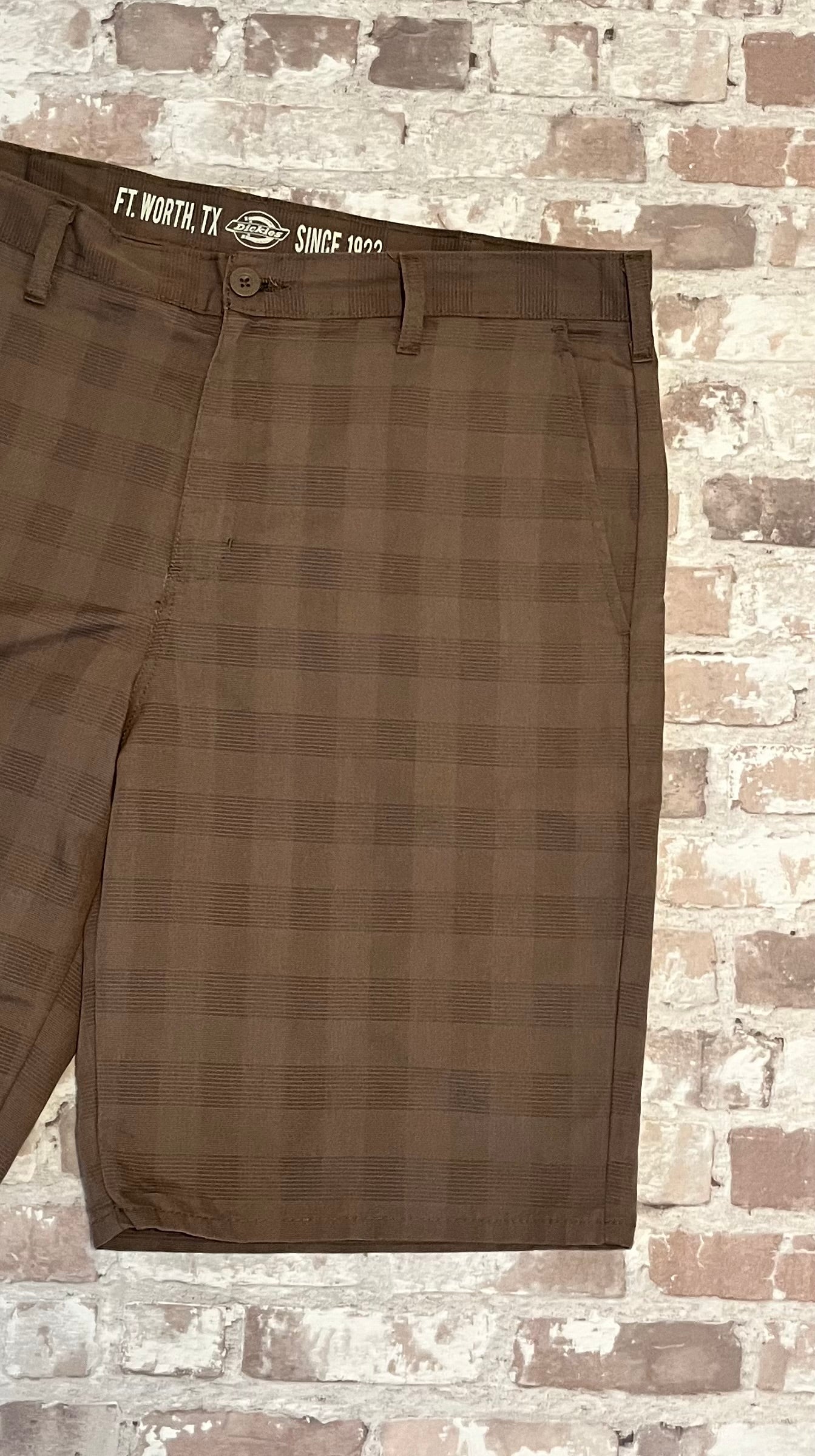 Short long beige kaki Dickies 13-Inch Multi-Pocket en toile technique au tissage texturé Crosshatch, présenté à plat de face.