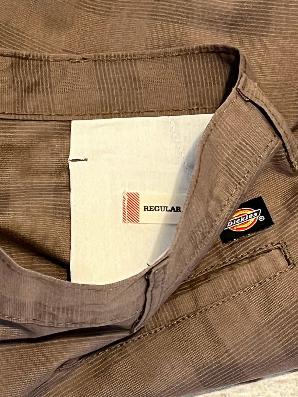 Short long beige kaki Dickies 13-Inch Multi-Pocket en toile technique au tissage texturé Crosshatch, présenté à plat ,  détails ceinture