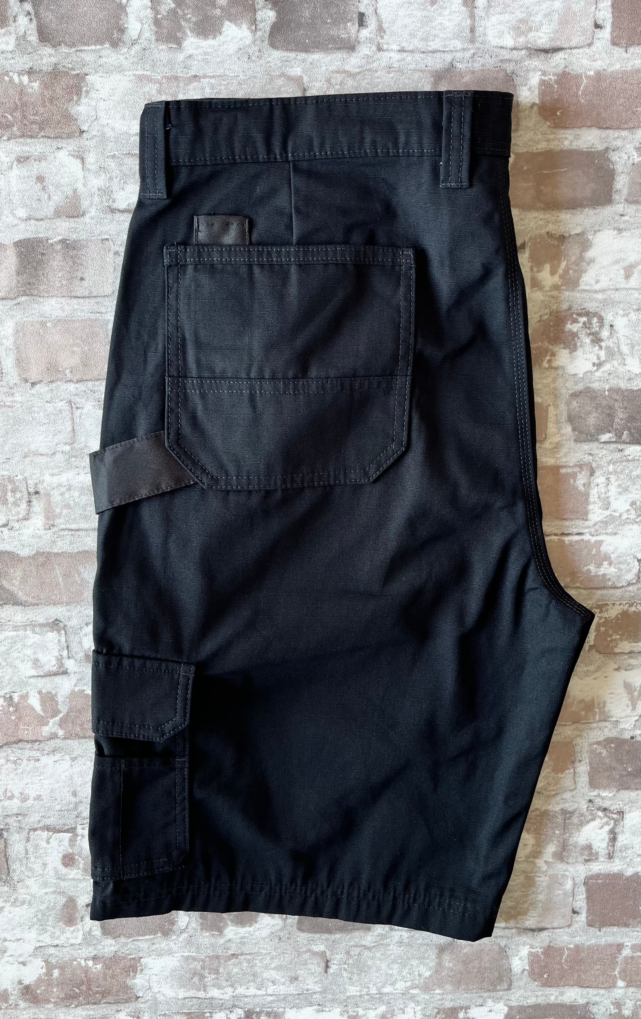 Short cargo noir en toile Ripstop Genuine Dickies avec boucle marteau et poches latérales à soufflets, présenté à plat.