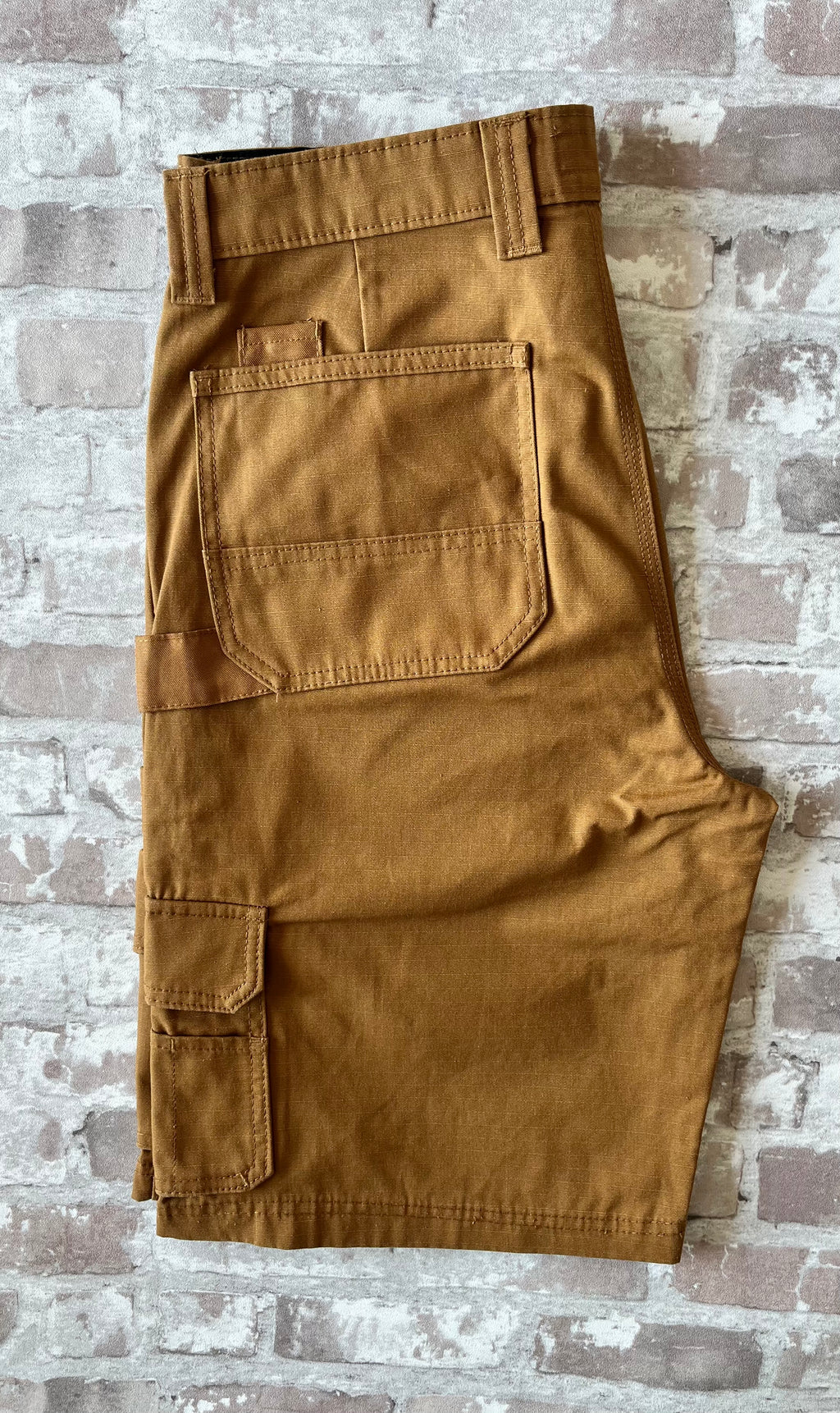 Short cargo marron Dickies en toile de coton Duck Canvas avec boucle marteau et poches à soufflets, présenté à plat.