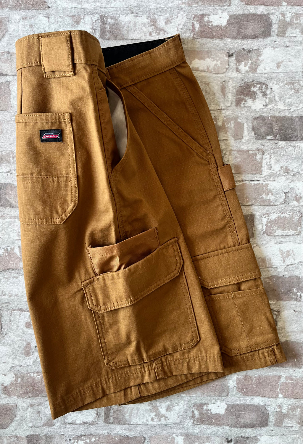 Short cargo marron Dickies en toile de coton Duck Canvas avec boucle marteau et poches à soufflets, présenté à plat.