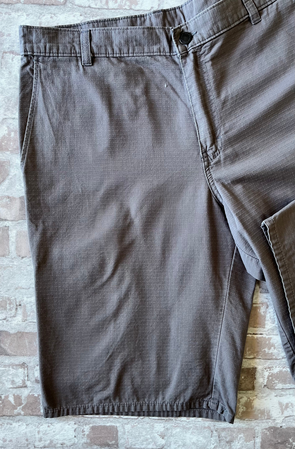 Short en coton Ripstop gris moyen Dickies avec poche latérale plaquée et patch logo, présenté à plat de face.