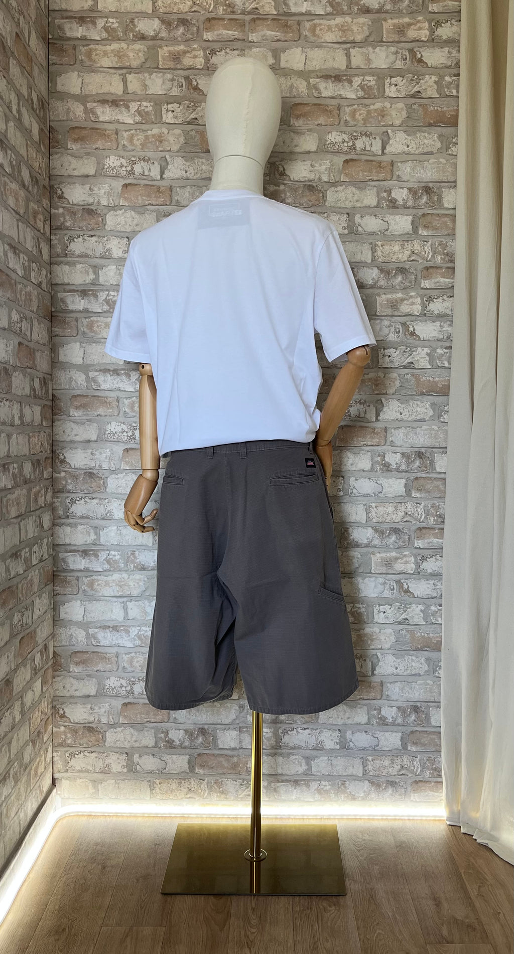Bermuda Dickies Ripstop Coton – Gris Moyen style Workwear - Skatewear avec tshirt Grafitee La Haine de dos sur mannequin