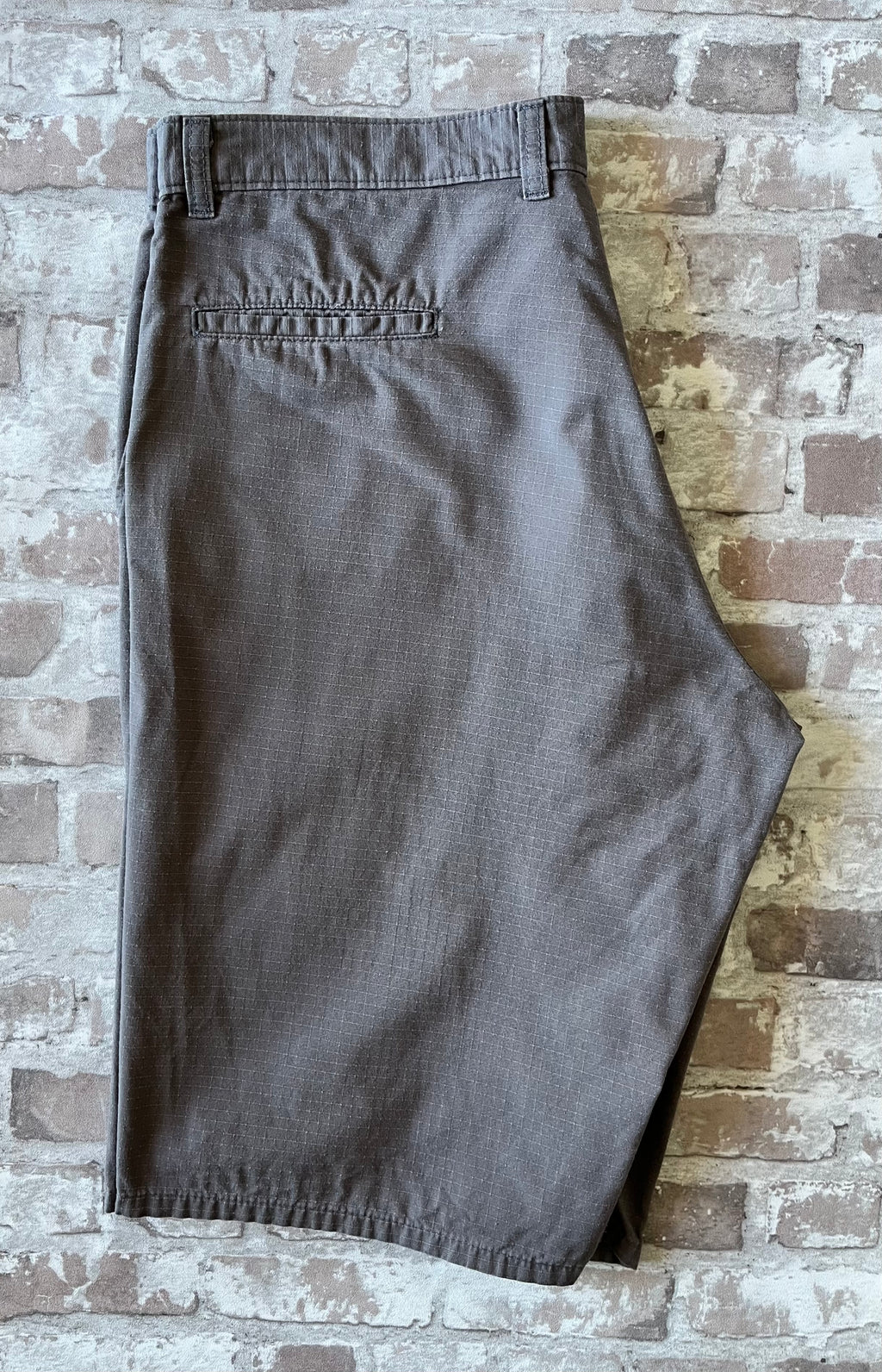 Short en coton Ripstop gris moyen Dickies avec poche latérale plaquée et patch logo, présenté à plat 