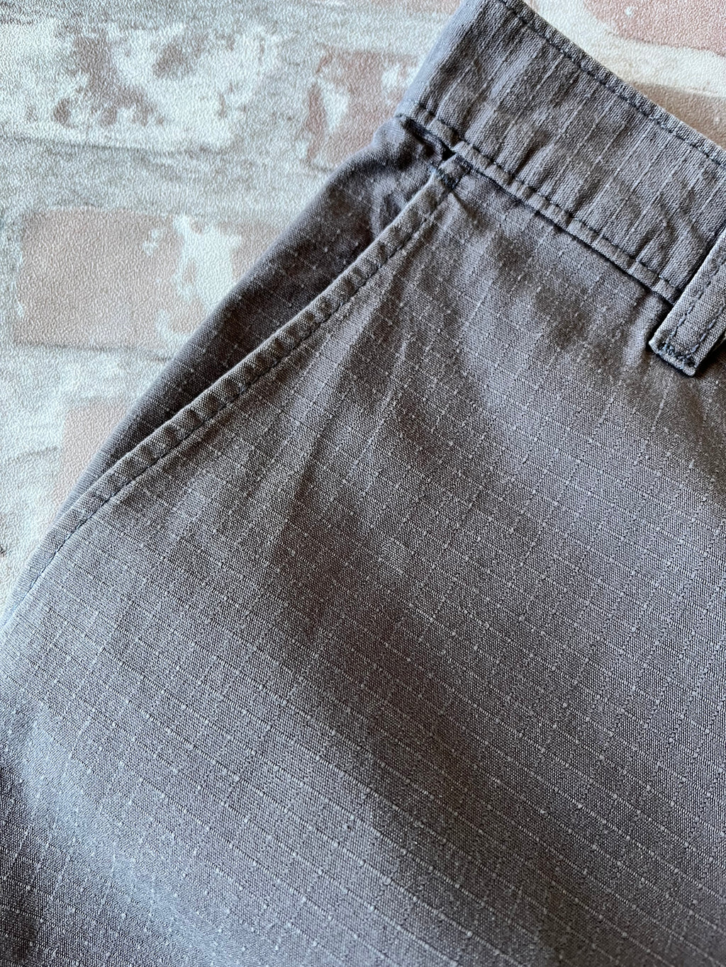 Short en coton Ripstop gris moyen Dickies avec poche latérale plaquée et patch logo, présenté à plat de face, patine poche