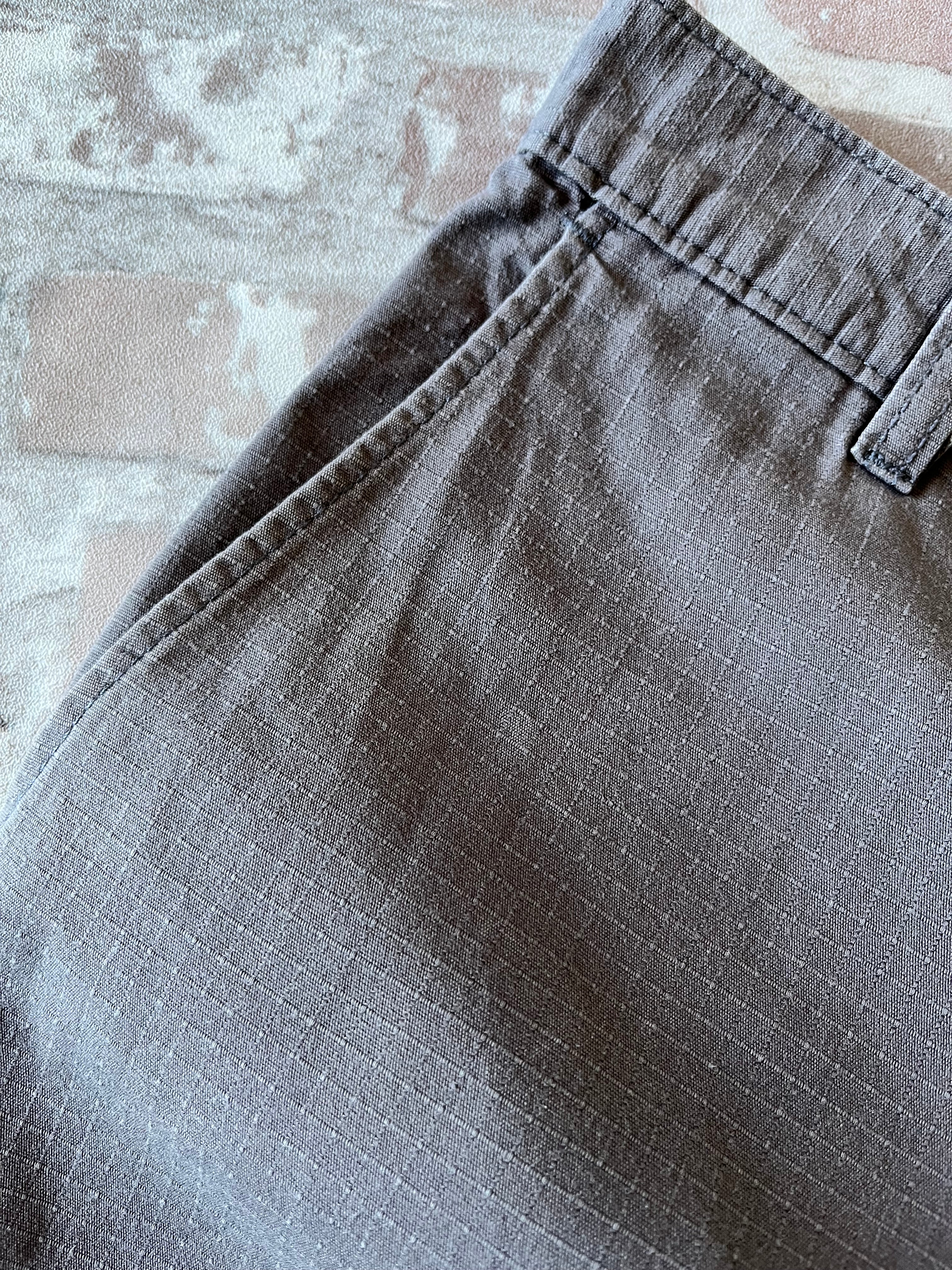 Short en coton Ripstop gris moyen Dickies avec poche latérale plaquée et patch logo, présenté à plat de face, patine poche