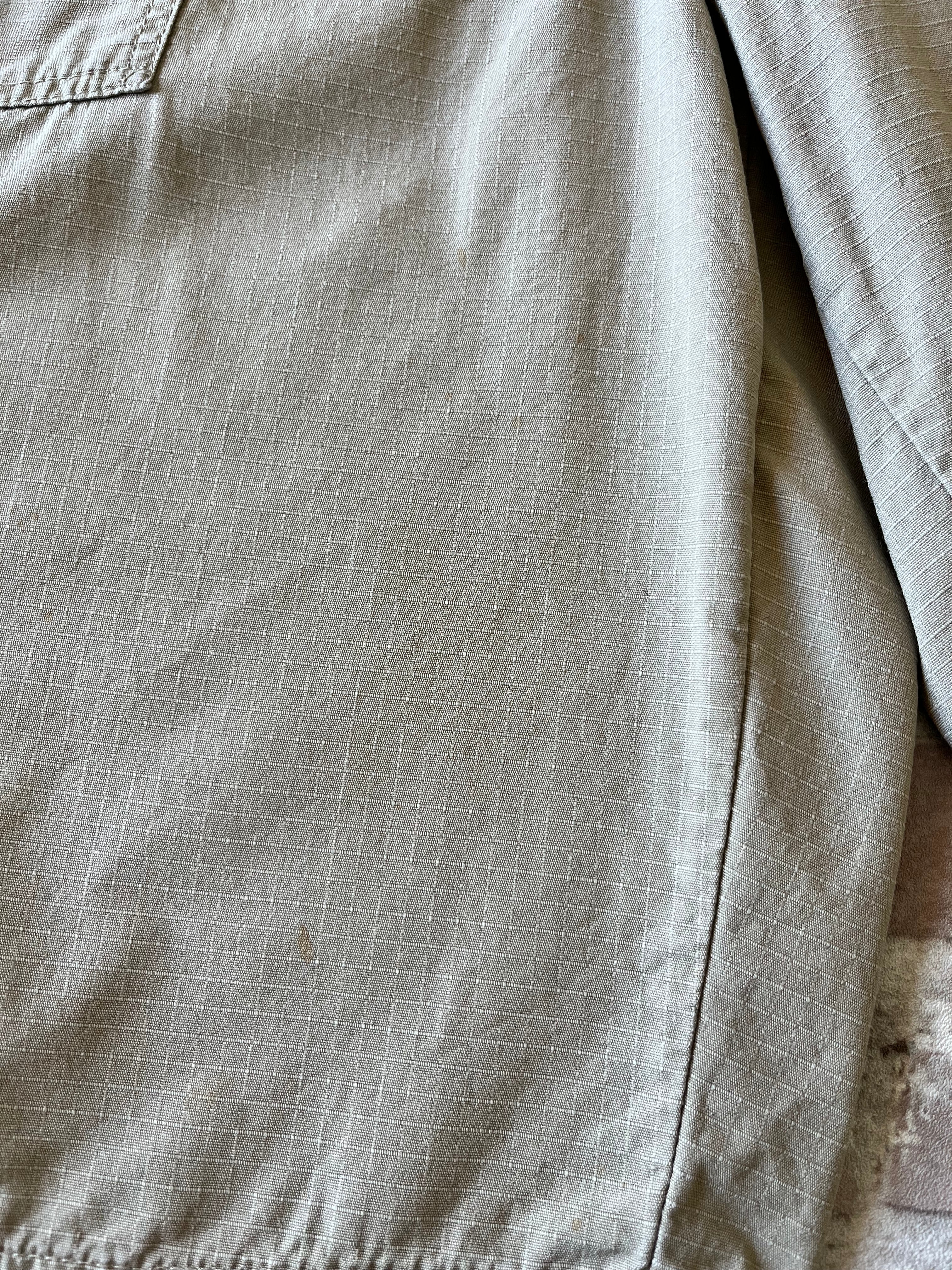Gros plan sur les taches colorées authentiques de la toile d'un bermuda Dickies beige de seconde main.