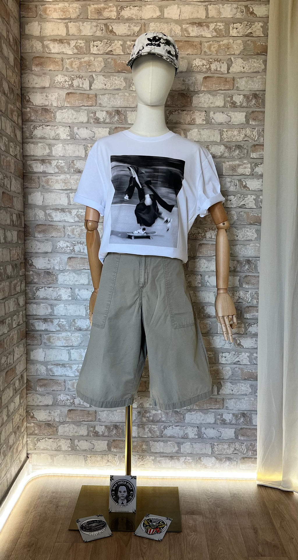 Short beige Dickies en coton Ripstop porté par un mannequin avec un t-shirt imprimé Grafitee, une casquette Adidas vintage et des patchs La Barbuda