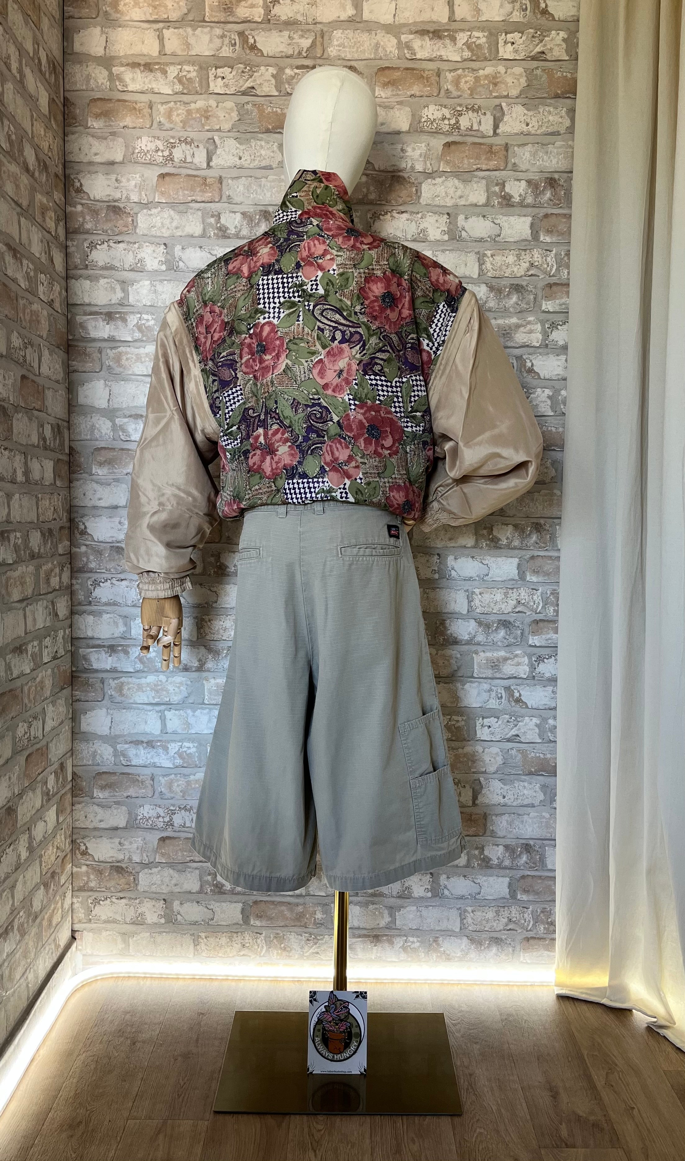 Vue de dos d'un short beige Dickies porté avec une veste de survêtement Fuda en soie à manches amovibles et un patch La Barbuda