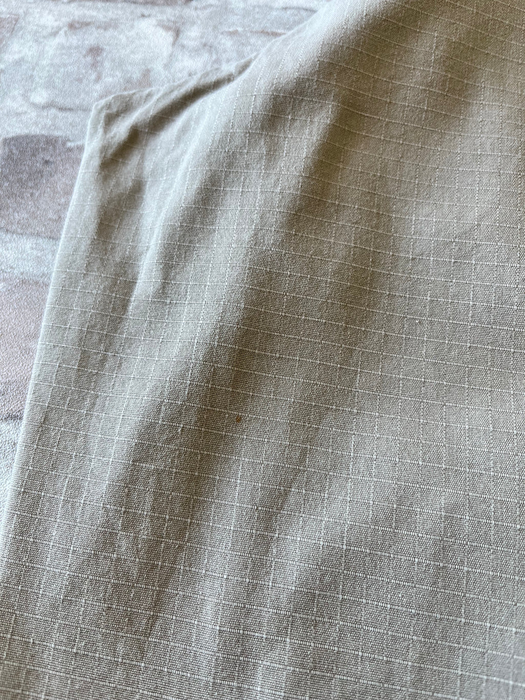 Gros plan sur les taches colorées authentiques de la toile d'un bermuda Dickies beige de seconde main.