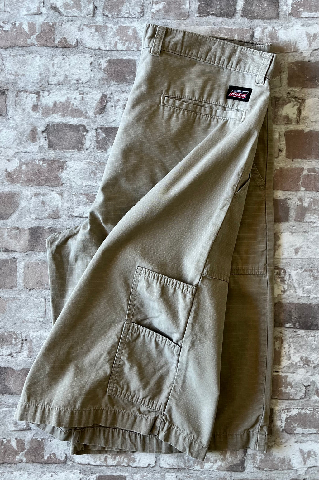 Short en coton Ripstop beige sable Dickies avec poche cargo latérale et patch de la marque, présenté à plat 