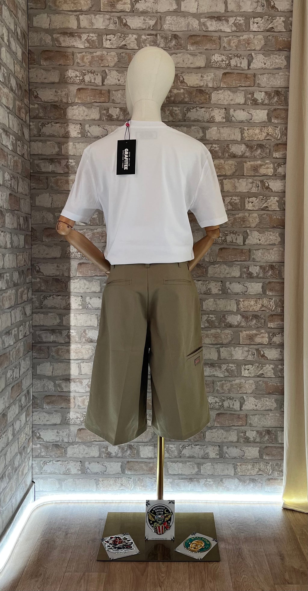 Bermuda Dickies | Style Skater | Beige | Deadstock Vintage 00s / T-Shirt Stranger Things x Logo Adidas | Blanc - S / Patchs La Barbuda /dos