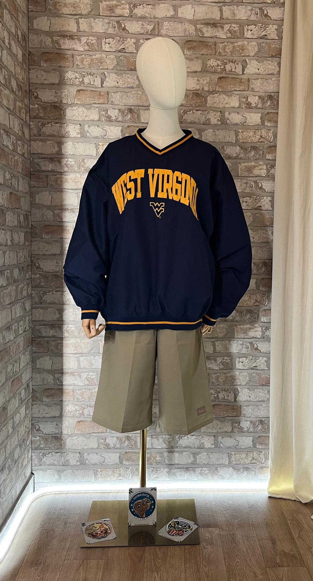 Pullover vintage Pro Edge West Virginia bleu et jaune porté avec un bermuda Dickies beige style skater et des patchs La Barbuda.