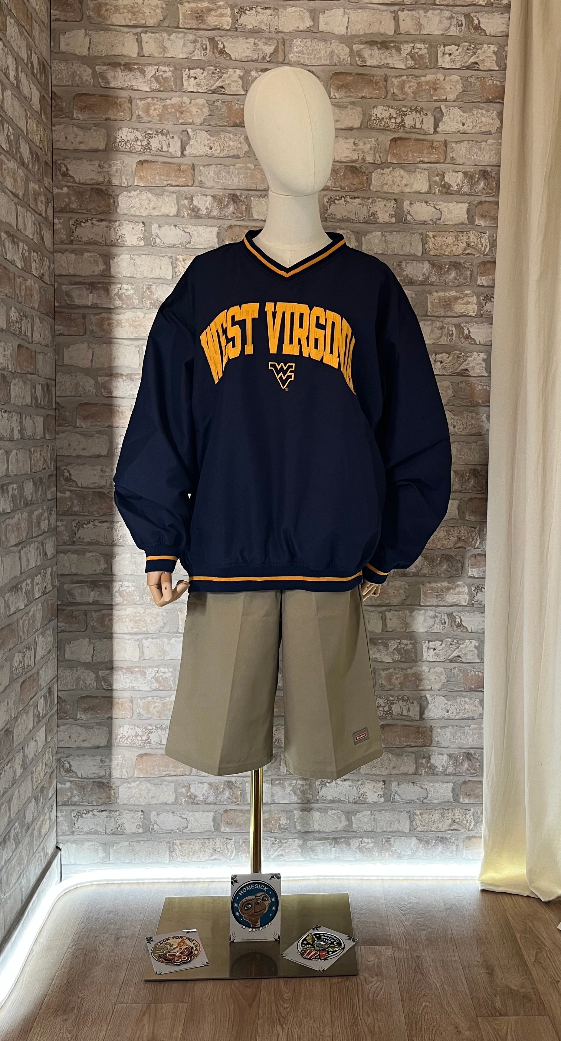 Pullover vintage Pro Edge West Virginia bleu et jaune porté avec un bermuda Dickies beige style skater et des patchs La Barbuda.