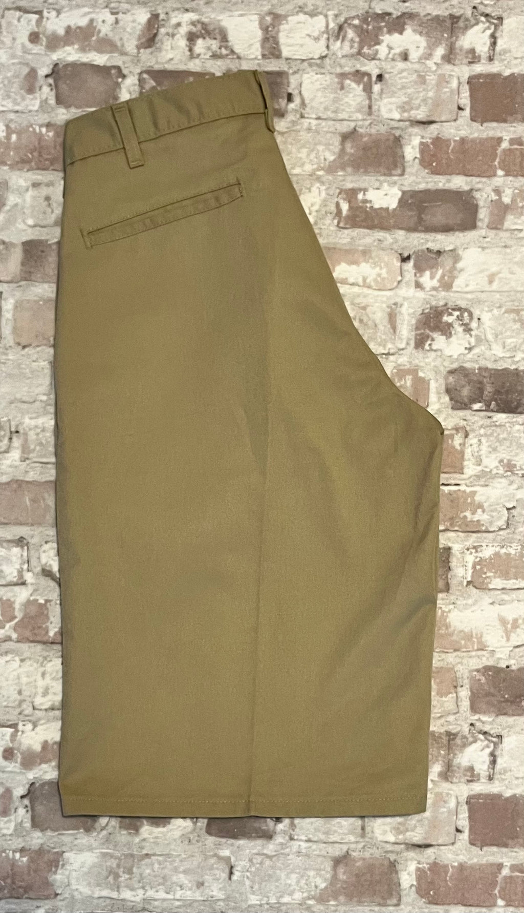 Short long vintage beige Dickies 13-Inch Multi-Pocket neuf avec pli central permanent et poche latérale, présenté à plat 