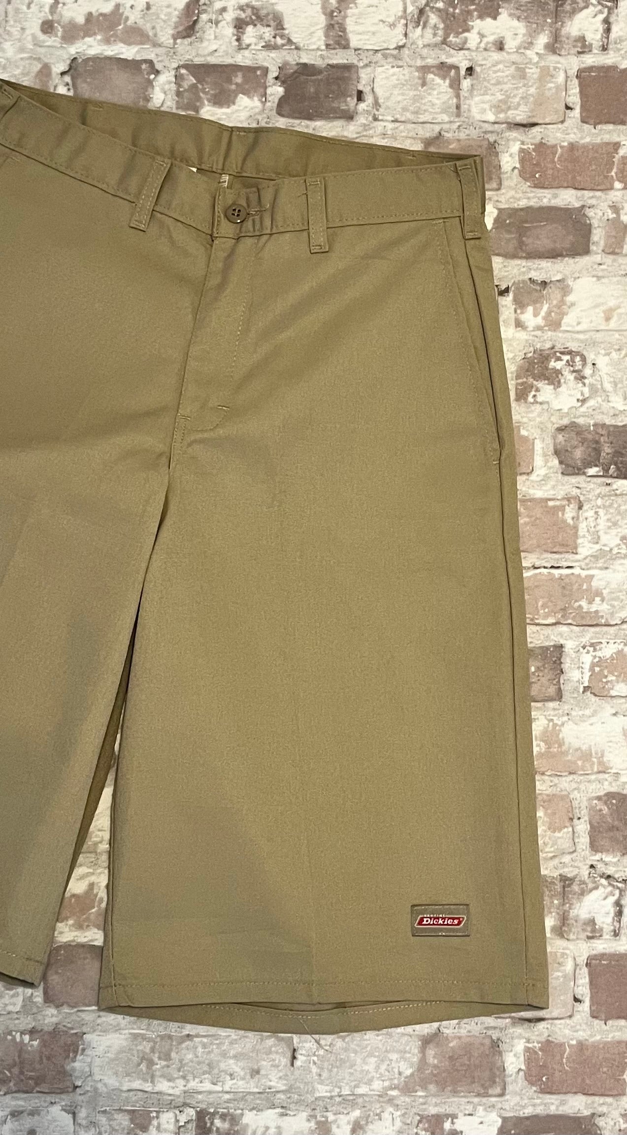 Short long vintage beige Dickies 13-Inch Multi-Pocket neuf avec pli central permanent et poche latérale, présenté à plat de face.