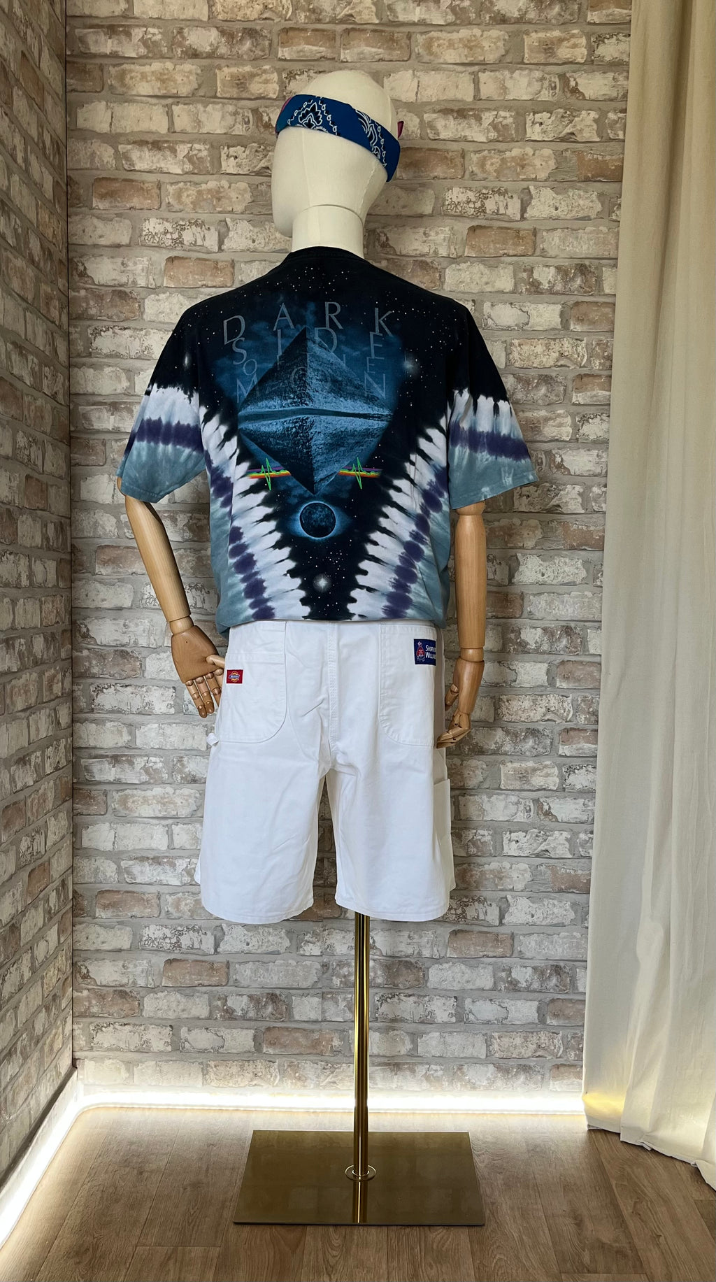Bermuda Painter Dickies x Sherwin Williams Blanc Pur Deadstock Vintage 00s de dos, de dos , porté sur un mannequin avec un t-shirt rock Pink Floydet un Bandana Vintage sur la tête en bandeau.