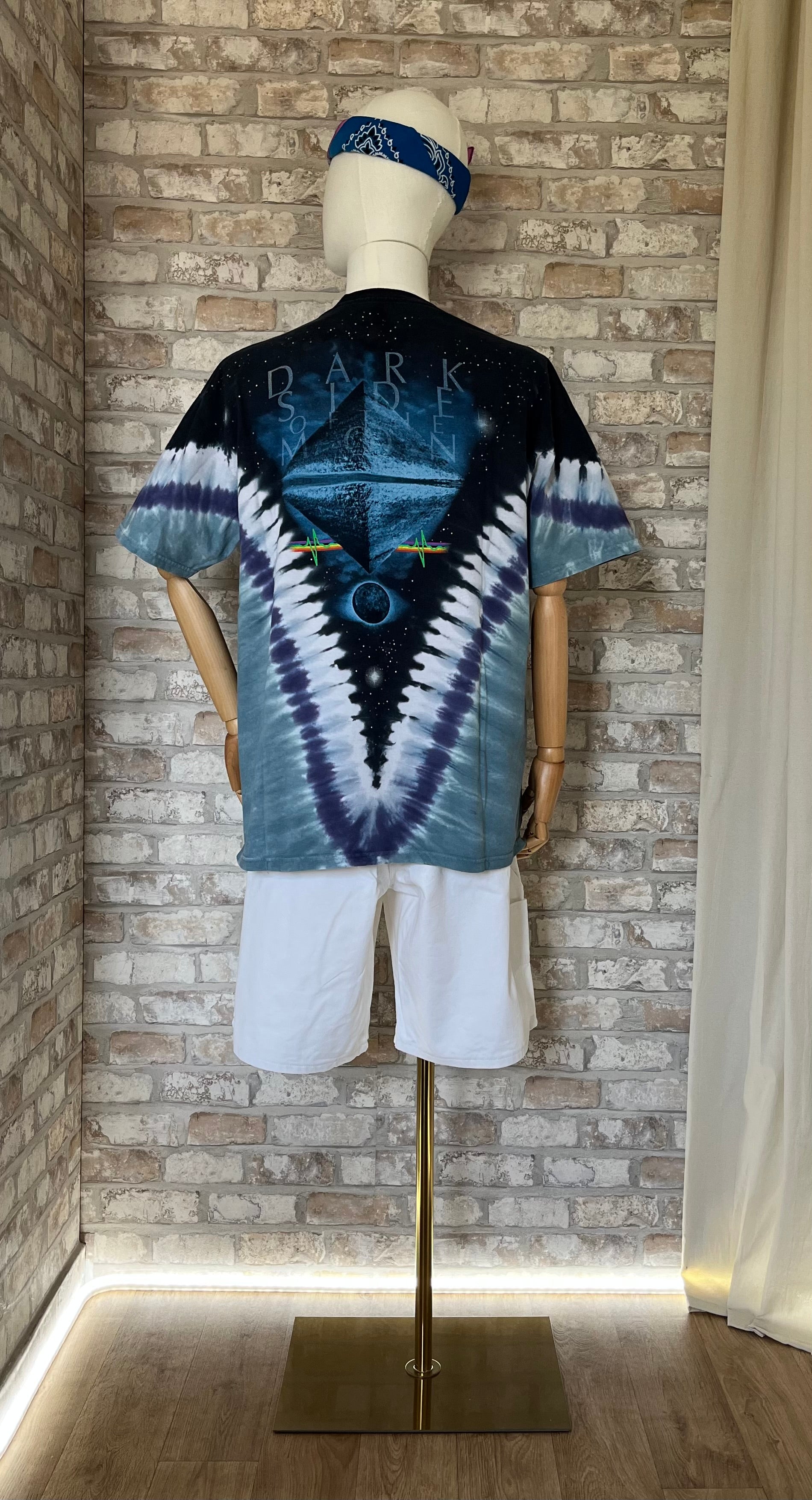 T-Shirt Pink Floyd The Dark Side Of The Moon Tie & Dye Blue Liquid Blue de dos sur mannequin avec Bermuda Dickies et Bandana Vintage sur la tête en bandeau