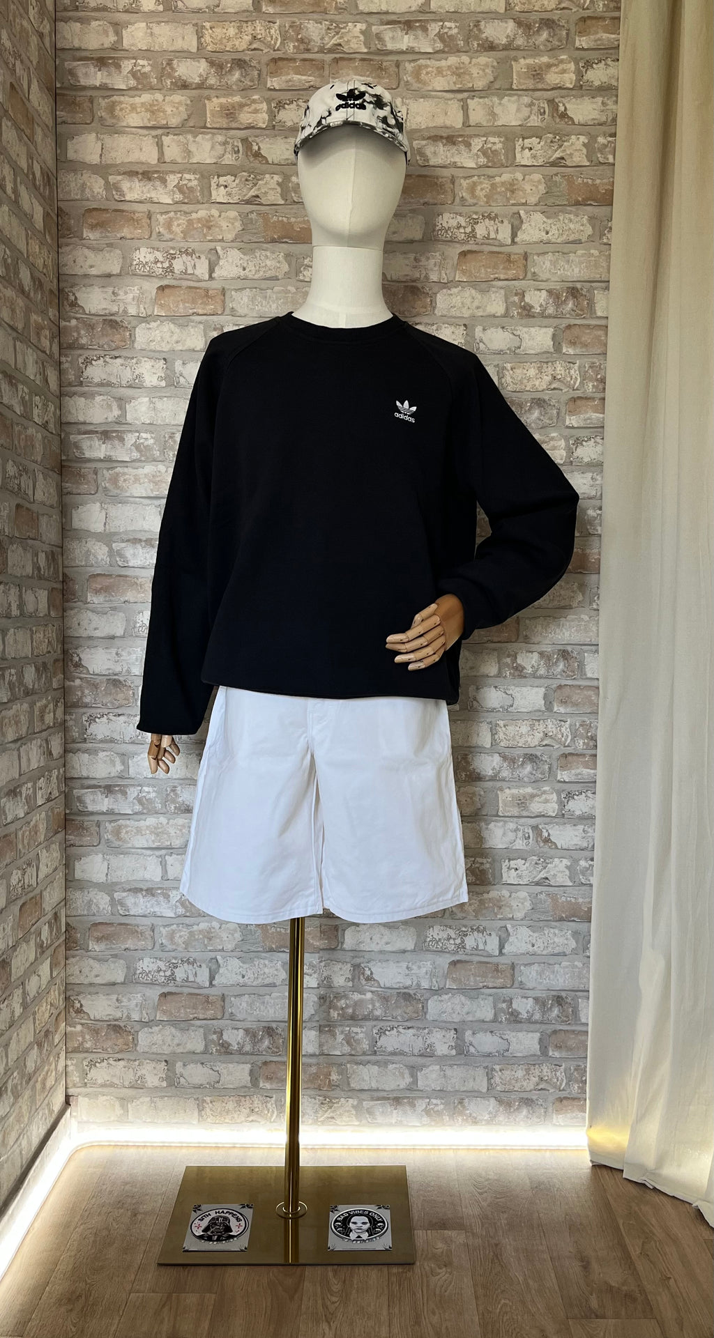 Bermuda Painter Dickies x Sherwin Williams Blanc Pur de face sur un mannequin avec un Sweat Shirt et une Casquette Adidas et au sol des Patchs La Barbuda