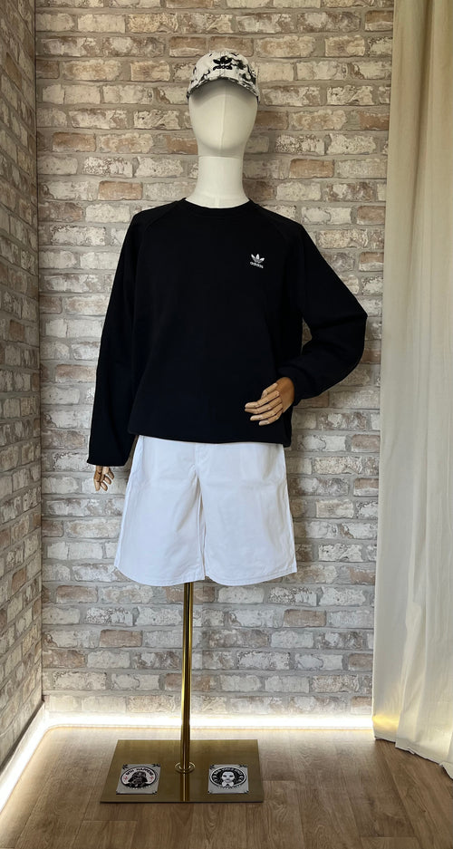 Bermuda Painter Dickies x Sherwin Williams Blanc Pur de face sur un mannequin avec un Sweat Shirt et une Casquette Adidas et au sol des Patchs La Barbuda