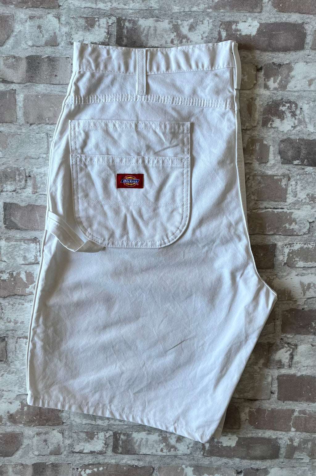 Short de peintre blanc Dickies vintage en coton drill avec boucle marteau et surpiqûres, présenté à plat.