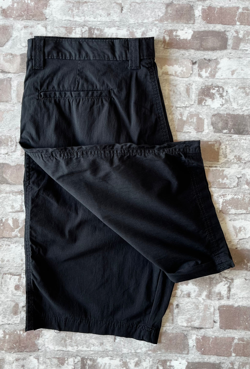 Bermuda technique noir Dickies Performance en coton stretch avec poches outils et patch logo, présenté à plat.