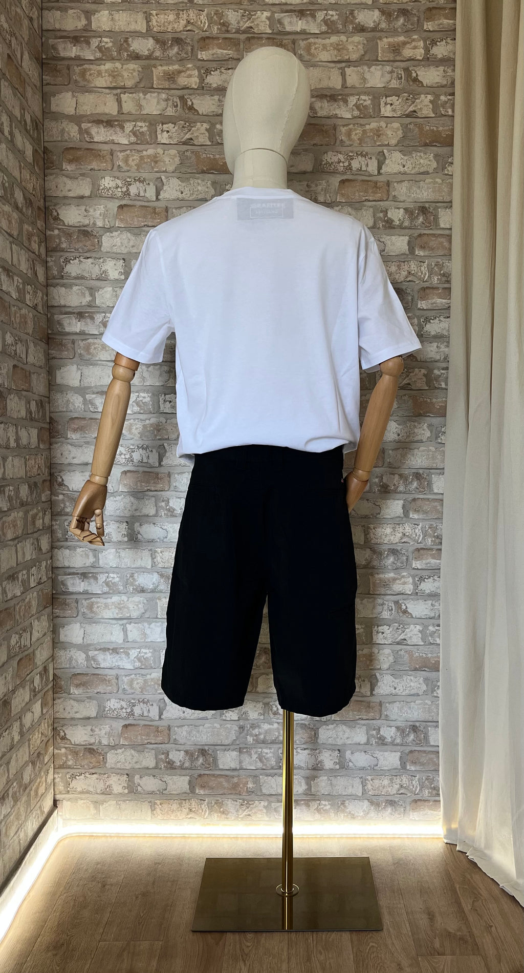Bermuda Workwear Dickies Noir Deadstock de dos sur mannequin avec tshirt Grafitee