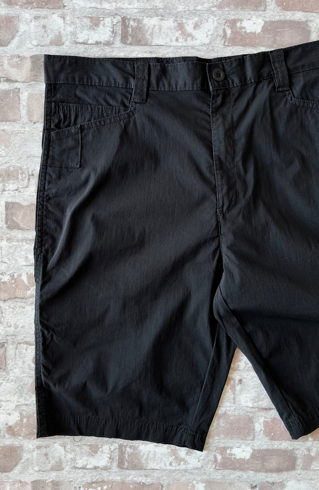 Bermuda technique noir Dickies Performance en coton stretch avec poches outils et patch logo, présenté à plat.
