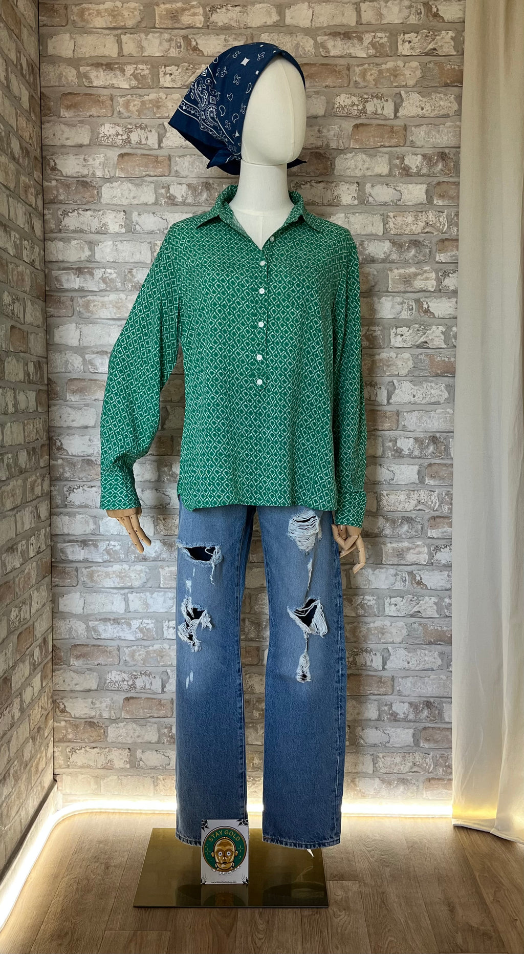 Bandana vintage bleu marine porté avec une blouse fluide verte en rayonne, un jean Levi's 501 distressed et un patch La Barbuda.